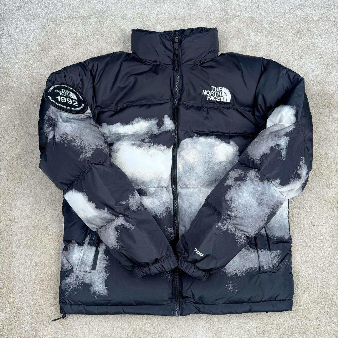 图片[3]-＃暖冬福利 THE NORTH FACE 北面1992系列扎染印花Logo 30周年特别款拉链连帽保暖防水700蓬羽绒服 𝗧𝗵𝗲 𝗡𝗼𝗿𝘁𝗵 𝗙𝗮𝗰𝗲\\\”的字面含义为山的最寒冷、最艰难一面。它也是𝗧𝗵𝗲 𝗡𝗼𝗿𝘁𝗵 𝗙𝗮𝗰𝗲\\\”的产品能够发挥功能的地方。𝗧𝗵𝗲 𝗡𝗼𝗿𝘁𝗵 𝗙𝗮𝗰𝗲。一直致力支持去发现亲近自然。赞助探险家们去征服那些遥远的,人类尚不可触及的角落。 𝗧𝗵𝗲 𝗡𝗼𝗿𝘁𝗵 𝗙𝗮𝗰𝗲\\\”的标识,取自于美国Yosemite优胜美地国家公园内的半圆页山Half Dome,这也是等岩爱好者们擎爬花岗石的终极目标。 顶级原版复刻版本就是指目前国内最高版本（没有之一）（匠心做一件放到专柜就是ZP的衣服） 1⃣️ 进口barudan/百灵达绣花机定制万针电绣，采用进口7号针，进口绣线，保证每字饱满、立体、清晰，可称最贵绣标！ 2⃣️采用国标90白鸭绒填充，保暖性能更出色，轻便不厚重，压缩后的蓬松度恢复性好！ 3⃣️原厂定制独家采用原版一致单层布料做法【非市面通货内加胆布】，采用单层布料考验了布料及羽绒必须要达标，防止跑绒，并保证手感及膨松度，内里采用尼龙nylon双重双层封禁设计，不会出现任何跑绒现象，内置抽拉绳扣的可调节下摆，可防风防寒！ 4⃣️拉链采用吉田YKK原厂定制，刻字清晰，质感完美顺滑. 5⃣️辅料及扣子均采用原版一样铜芯弹簧【非市面铁芯弹簧】 北面羽绒服，不吹嘘，目前能比我们做的更好的几乎没有！ 用心做一件原版产品，让每一位客户有底气去给他的客户介绍说：这个是国内最顶级复刻版本。 好的产品不需要过多软文去衬托， 只有垃圾产品才会吹嘘：原单ZP 用洒洒洋洋几千字来打动消费者 尺码：XS S M L XL XXL-选品中心