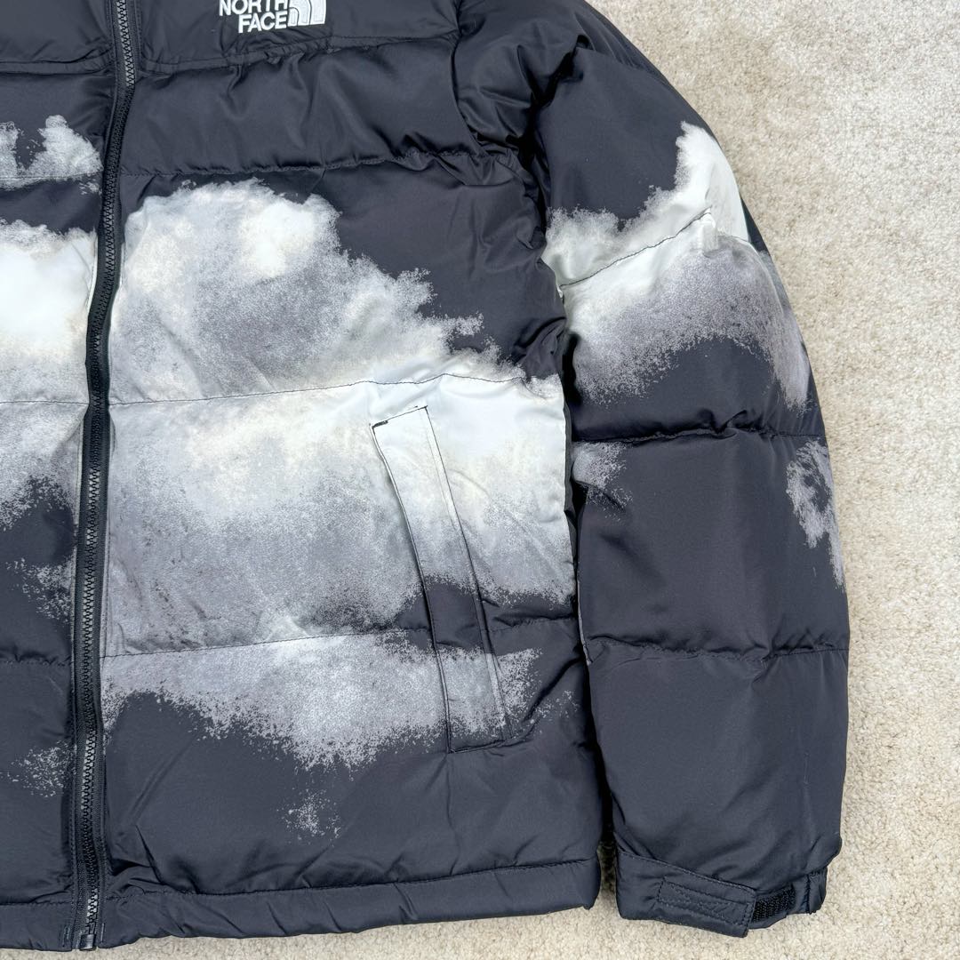 图片[8]-＃暖冬福利 THE NORTH FACE 北面1992系列扎染印花Logo 30周年特别款拉链连帽保暖防水700蓬羽绒服 𝗧𝗵𝗲 𝗡𝗼𝗿𝘁𝗵 𝗙𝗮𝗰𝗲\\\”的字面含义为山的最寒冷、最艰难一面。它也是𝗧𝗵𝗲 𝗡𝗼𝗿𝘁𝗵 𝗙𝗮𝗰𝗲\\\”的产品能够发挥功能的地方。𝗧𝗵𝗲 𝗡𝗼𝗿𝘁𝗵 𝗙𝗮𝗰𝗲。一直致力支持去发现亲近自然。赞助探险家们去征服那些遥远的,人类尚不可触及的角落。 𝗧𝗵𝗲 𝗡𝗼𝗿𝘁𝗵 𝗙𝗮𝗰𝗲\\\”的标识,取自于美国Yosemite优胜美地国家公园内的半圆页山Half Dome,这也是等岩爱好者们擎爬花岗石的终极目标。 顶级原版复刻版本就是指目前国内最高版本（没有之一）（匠心做一件放到专柜就是ZP的衣服） 1⃣️ 进口barudan/百灵达绣花机定制万针电绣，采用进口7号针，进口绣线，保证每字饱满、立体、清晰，可称最贵绣标！ 2⃣️采用国标90白鸭绒填充，保暖性能更出色，轻便不厚重，压缩后的蓬松度恢复性好！ 3⃣️原厂定制独家采用原版一致单层布料做法【非市面通货内加胆布】，采用单层布料考验了布料及羽绒必须要达标，防止跑绒，并保证手感及膨松度，内里采用尼龙nylon双重双层封禁设计，不会出现任何跑绒现象，内置抽拉绳扣的可调节下摆，可防风防寒！ 4⃣️拉链采用吉田YKK原厂定制，刻字清晰，质感完美顺滑. 5⃣️辅料及扣子均采用原版一样铜芯弹簧【非市面铁芯弹簧】 北面羽绒服，不吹嘘，目前能比我们做的更好的几乎没有！ 用心做一件原版产品，让每一位客户有底气去给他的客户介绍说：这个是国内最顶级复刻版本。 好的产品不需要过多软文去衬托， 只有垃圾产品才会吹嘘：原单ZP 用洒洒洋洋几千字来打动消费者 尺码：XS S M L XL XXL-选品中心