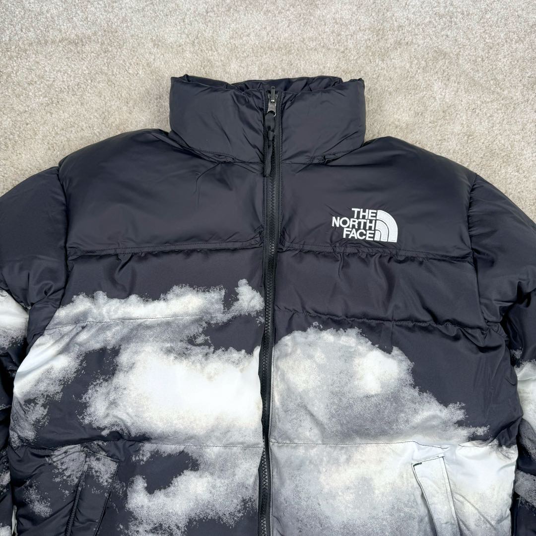 图片[6]-＃暖冬福利 THE NORTH FACE 北面1992系列扎染印花Logo 30周年特别款拉链连帽保暖防水700蓬羽绒服 𝗧𝗵𝗲 𝗡𝗼𝗿𝘁𝗵 𝗙𝗮𝗰𝗲\\\”的字面含义为山的最寒冷、最艰难一面。它也是𝗧𝗵𝗲 𝗡𝗼𝗿𝘁𝗵 𝗙𝗮𝗰𝗲\\\”的产品能够发挥功能的地方。𝗧𝗵𝗲 𝗡𝗼𝗿𝘁𝗵 𝗙𝗮𝗰𝗲。一直致力支持去发现亲近自然。赞助探险家们去征服那些遥远的,人类尚不可触及的角落。 𝗧𝗵𝗲 𝗡𝗼𝗿𝘁𝗵 𝗙𝗮𝗰𝗲\\\”的标识,取自于美国Yosemite优胜美地国家公园内的半圆页山Half Dome,这也是等岩爱好者们擎爬花岗石的终极目标。 顶级原版复刻版本就是指目前国内最高版本（没有之一）（匠心做一件放到专柜就是ZP的衣服） 1⃣️ 进口barudan/百灵达绣花机定制万针电绣，采用进口7号针，进口绣线，保证每字饱满、立体、清晰，可称最贵绣标！ 2⃣️采用国标90白鸭绒填充，保暖性能更出色，轻便不厚重，压缩后的蓬松度恢复性好！ 3⃣️原厂定制独家采用原版一致单层布料做法【非市面通货内加胆布】，采用单层布料考验了布料及羽绒必须要达标，防止跑绒，并保证手感及膨松度，内里采用尼龙nylon双重双层封禁设计，不会出现任何跑绒现象，内置抽拉绳扣的可调节下摆，可防风防寒！ 4⃣️拉链采用吉田YKK原厂定制，刻字清晰，质感完美顺滑. 5⃣️辅料及扣子均采用原版一样铜芯弹簧【非市面铁芯弹簧】 北面羽绒服，不吹嘘，目前能比我们做的更好的几乎没有！ 用心做一件原版产品，让每一位客户有底气去给他的客户介绍说：这个是国内最顶级复刻版本。 好的产品不需要过多软文去衬托， 只有垃圾产品才会吹嘘：原单ZP 用洒洒洋洋几千字来打动消费者 尺码：XS S M L XL XXL-选品中心