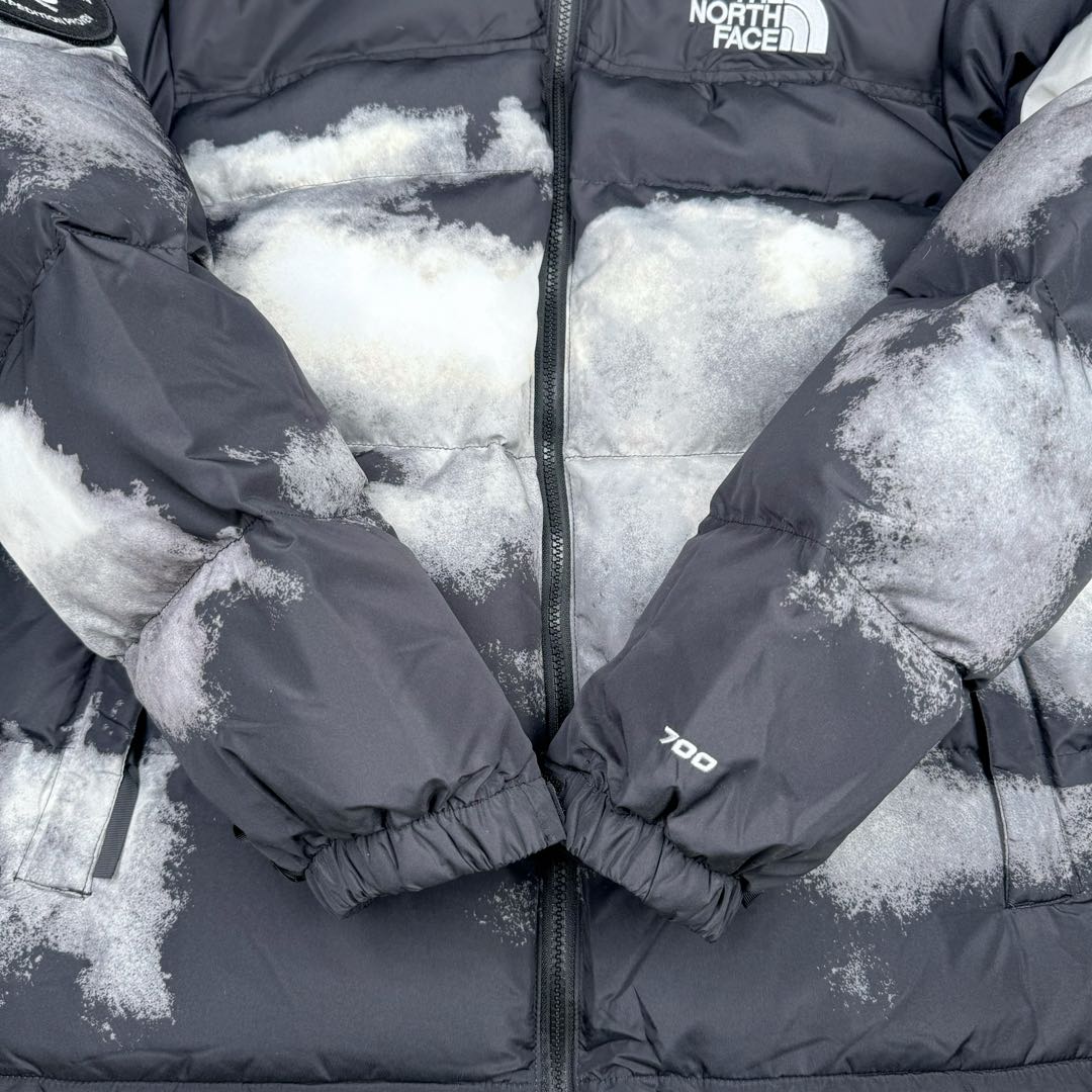 图片[11]-＃暖冬福利 THE NORTH FACE 北面1992系列扎染印花Logo 30周年特别款拉链连帽保暖防水700蓬羽绒服 𝗧𝗵𝗲 𝗡𝗼𝗿𝘁𝗵 𝗙𝗮𝗰𝗲\\\”的字面含义为山的最寒冷、最艰难一面。它也是𝗧𝗵𝗲 𝗡𝗼𝗿𝘁𝗵 𝗙𝗮𝗰𝗲\\\”的产品能够发挥功能的地方。𝗧𝗵𝗲 𝗡𝗼𝗿𝘁𝗵 𝗙𝗮𝗰𝗲。一直致力支持去发现亲近自然。赞助探险家们去征服那些遥远的,人类尚不可触及的角落。 𝗧𝗵𝗲 𝗡𝗼𝗿𝘁𝗵 𝗙𝗮𝗰𝗲\\\”的标识,取自于美国Yosemite优胜美地国家公园内的半圆页山Half Dome,这也是等岩爱好者们擎爬花岗石的终极目标。 顶级原版复刻版本就是指目前国内最高版本（没有之一）（匠心做一件放到专柜就是ZP的衣服） 1⃣️ 进口barudan/百灵达绣花机定制万针电绣，采用进口7号针，进口绣线，保证每字饱满、立体、清晰，可称最贵绣标！ 2⃣️采用国标90白鸭绒填充，保暖性能更出色，轻便不厚重，压缩后的蓬松度恢复性好！ 3⃣️原厂定制独家采用原版一致单层布料做法【非市面通货内加胆布】，采用单层布料考验了布料及羽绒必须要达标，防止跑绒，并保证手感及膨松度，内里采用尼龙nylon双重双层封禁设计，不会出现任何跑绒现象，内置抽拉绳扣的可调节下摆，可防风防寒！ 4⃣️拉链采用吉田YKK原厂定制，刻字清晰，质感完美顺滑. 5⃣️辅料及扣子均采用原版一样铜芯弹簧【非市面铁芯弹簧】 北面羽绒服，不吹嘘，目前能比我们做的更好的几乎没有！ 用心做一件原版产品，让每一位客户有底气去给他的客户介绍说：这个是国内最顶级复刻版本。 好的产品不需要过多软文去衬托， 只有垃圾产品才会吹嘘：原单ZP 用洒洒洋洋几千字来打动消费者 尺码：XS S M L XL XXL-选品中心