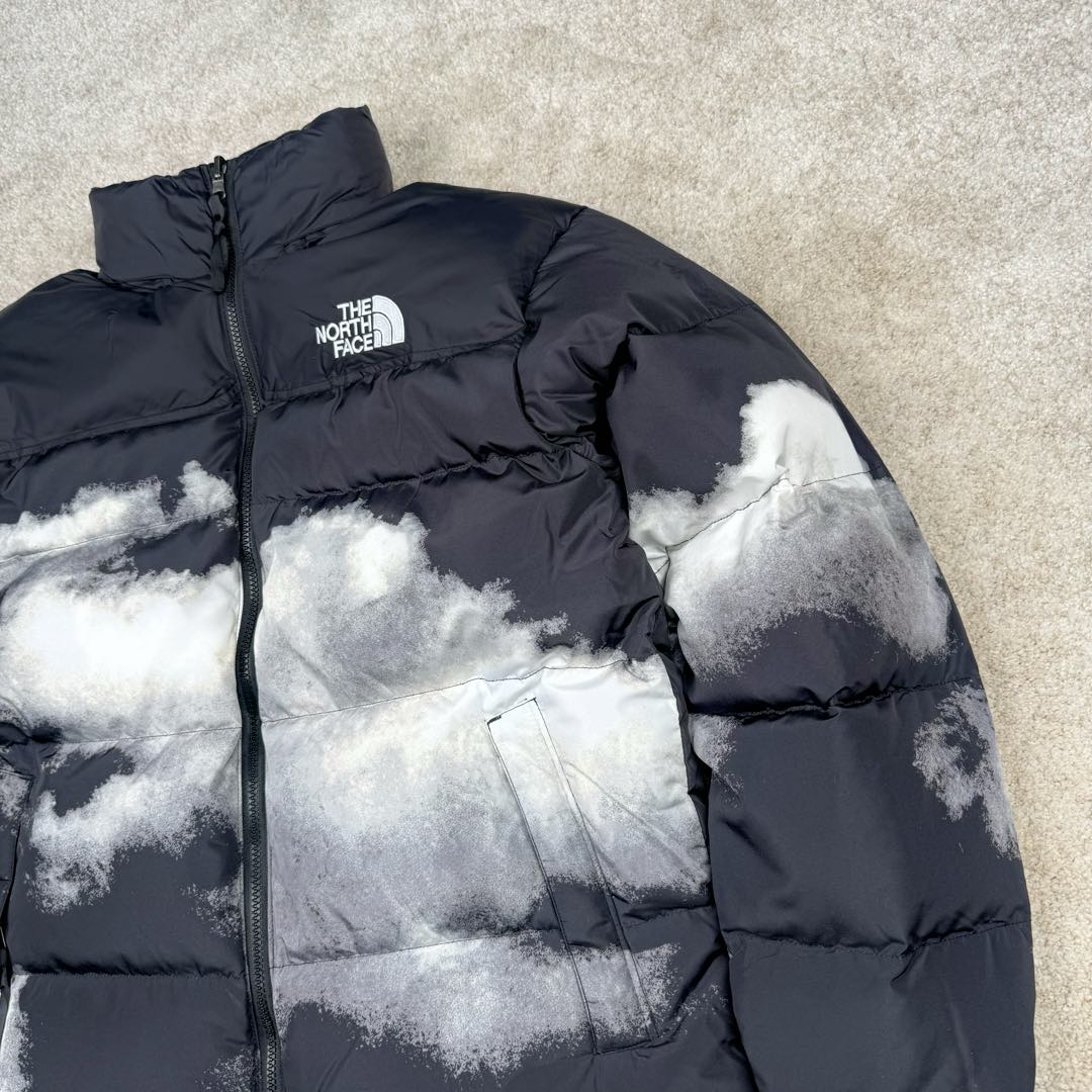 图片[10]-＃暖冬福利 THE NORTH FACE 北面1992系列扎染印花Logo 30周年特别款拉链连帽保暖防水700蓬羽绒服 𝗧𝗵𝗲 𝗡𝗼𝗿𝘁𝗵 𝗙𝗮𝗰𝗲\\\”的字面含义为山的最寒冷、最艰难一面。它也是𝗧𝗵𝗲 𝗡𝗼𝗿𝘁𝗵 𝗙𝗮𝗰𝗲\\\”的产品能够发挥功能的地方。𝗧𝗵𝗲 𝗡𝗼𝗿𝘁𝗵 𝗙𝗮𝗰𝗲。一直致力支持去发现亲近自然。赞助探险家们去征服那些遥远的,人类尚不可触及的角落。 𝗧𝗵𝗲 𝗡𝗼𝗿𝘁𝗵 𝗙𝗮𝗰𝗲\\\”的标识,取自于美国Yosemite优胜美地国家公园内的半圆页山Half Dome,这也是等岩爱好者们擎爬花岗石的终极目标。 顶级原版复刻版本就是指目前国内最高版本（没有之一）（匠心做一件放到专柜就是ZP的衣服） 1⃣️ 进口barudan/百灵达绣花机定制万针电绣，采用进口7号针，进口绣线，保证每字饱满、立体、清晰，可称最贵绣标！ 2⃣️采用国标90白鸭绒填充，保暖性能更出色，轻便不厚重，压缩后的蓬松度恢复性好！ 3⃣️原厂定制独家采用原版一致单层布料做法【非市面通货内加胆布】，采用单层布料考验了布料及羽绒必须要达标，防止跑绒，并保证手感及膨松度，内里采用尼龙nylon双重双层封禁设计，不会出现任何跑绒现象，内置抽拉绳扣的可调节下摆，可防风防寒！ 4⃣️拉链采用吉田YKK原厂定制，刻字清晰，质感完美顺滑. 5⃣️辅料及扣子均采用原版一样铜芯弹簧【非市面铁芯弹簧】 北面羽绒服，不吹嘘，目前能比我们做的更好的几乎没有！ 用心做一件原版产品，让每一位客户有底气去给他的客户介绍说：这个是国内最顶级复刻版本。 好的产品不需要过多软文去衬托， 只有垃圾产品才会吹嘘：原单ZP 用洒洒洋洋几千字来打动消费者 尺码：XS S M L XL XXL-选品中心