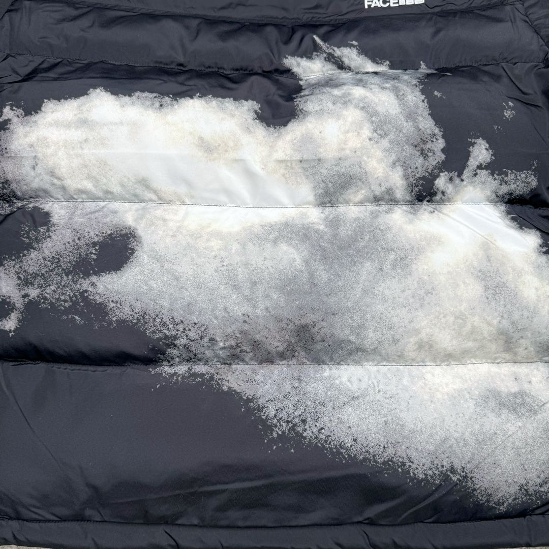 图片[14]-＃暖冬福利 THE NORTH FACE 北面1992系列扎染印花Logo 30周年特别款拉链连帽保暖防水700蓬羽绒服 𝗧𝗵𝗲 𝗡𝗼𝗿𝘁𝗵 𝗙𝗮𝗰𝗲\\\”的字面含义为山的最寒冷、最艰难一面。它也是𝗧𝗵𝗲 𝗡𝗼𝗿𝘁𝗵 𝗙𝗮𝗰𝗲\\\”的产品能够发挥功能的地方。𝗧𝗵𝗲 𝗡𝗼𝗿𝘁𝗵 𝗙𝗮𝗰𝗲。一直致力支持去发现亲近自然。赞助探险家们去征服那些遥远的,人类尚不可触及的角落。 𝗧𝗵𝗲 𝗡𝗼𝗿𝘁𝗵 𝗙𝗮𝗰𝗲\\\”的标识,取自于美国Yosemite优胜美地国家公园内的半圆页山Half Dome,这也是等岩爱好者们擎爬花岗石的终极目标。 顶级原版复刻版本就是指目前国内最高版本（没有之一）（匠心做一件放到专柜就是ZP的衣服） 1⃣️ 进口barudan/百灵达绣花机定制万针电绣，采用进口7号针，进口绣线，保证每字饱满、立体、清晰，可称最贵绣标！ 2⃣️采用国标90白鸭绒填充，保暖性能更出色，轻便不厚重，压缩后的蓬松度恢复性好！ 3⃣️原厂定制独家采用原版一致单层布料做法【非市面通货内加胆布】，采用单层布料考验了布料及羽绒必须要达标，防止跑绒，并保证手感及膨松度，内里采用尼龙nylon双重双层封禁设计，不会出现任何跑绒现象，内置抽拉绳扣的可调节下摆，可防风防寒！ 4⃣️拉链采用吉田YKK原厂定制，刻字清晰，质感完美顺滑. 5⃣️辅料及扣子均采用原版一样铜芯弹簧【非市面铁芯弹簧】 北面羽绒服，不吹嘘，目前能比我们做的更好的几乎没有！ 用心做一件原版产品，让每一位客户有底气去给他的客户介绍说：这个是国内最顶级复刻版本。 好的产品不需要过多软文去衬托， 只有垃圾产品才会吹嘘：原单ZP 用洒洒洋洋几千字来打动消费者 尺码：XS S M L XL XXL-选品中心