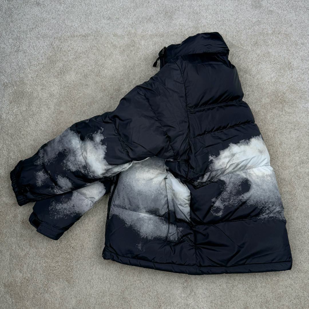 图片[2]-＃暖冬福利 THE NORTH FACE 北面1992系列扎染印花Logo 30周年特别款拉链连帽保暖防水700蓬羽绒服 𝗧𝗵𝗲 𝗡𝗼𝗿𝘁𝗵 𝗙𝗮𝗰𝗲\\\”的字面含义为山的最寒冷、最艰难一面。它也是𝗧𝗵𝗲 𝗡𝗼𝗿𝘁𝗵 𝗙𝗮𝗰𝗲\\\”的产品能够发挥功能的地方。𝗧𝗵𝗲 𝗡𝗼𝗿𝘁𝗵 𝗙𝗮𝗰𝗲。一直致力支持去发现亲近自然。赞助探险家们去征服那些遥远的,人类尚不可触及的角落。 𝗧𝗵𝗲 𝗡𝗼𝗿𝘁𝗵 𝗙𝗮𝗰𝗲\\\”的标识,取自于美国Yosemite优胜美地国家公园内的半圆页山Half Dome,这也是等岩爱好者们擎爬花岗石的终极目标。 顶级原版复刻版本就是指目前国内最高版本（没有之一）（匠心做一件放到专柜就是ZP的衣服） 1⃣️ 进口barudan/百灵达绣花机定制万针电绣，采用进口7号针，进口绣线，保证每字饱满、立体、清晰，可称最贵绣标！ 2⃣️采用国标90白鸭绒填充，保暖性能更出色，轻便不厚重，压缩后的蓬松度恢复性好！ 3⃣️原厂定制独家采用原版一致单层布料做法【非市面通货内加胆布】，采用单层布料考验了布料及羽绒必须要达标，防止跑绒，并保证手感及膨松度，内里采用尼龙nylon双重双层封禁设计，不会出现任何跑绒现象，内置抽拉绳扣的可调节下摆，可防风防寒！ 4⃣️拉链采用吉田YKK原厂定制，刻字清晰，质感完美顺滑. 5⃣️辅料及扣子均采用原版一样铜芯弹簧【非市面铁芯弹簧】 北面羽绒服，不吹嘘，目前能比我们做的更好的几乎没有！ 用心做一件原版产品，让每一位客户有底气去给他的客户介绍说：这个是国内最顶级复刻版本。 好的产品不需要过多软文去衬托， 只有垃圾产品才会吹嘘：原单ZP 用洒洒洋洋几千字来打动消费者 尺码：XS S M L XL XXL-选品中心