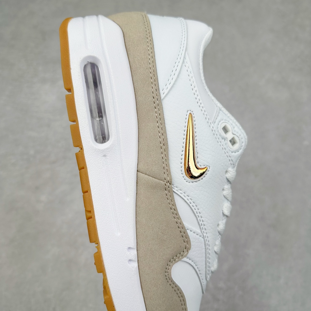 图片[6]-NK Air Max 1 初代复古气垫慢跑鞋 AA0512-100 由Tinker Hatfeld和Mark Parker在1987年设计 灵感来自于巴黎蓬皮杜中心 在参观了蓬皮杜中心之后提出了Air Max的标志性开窗可视气垫的理念 并将其实际开发成功 是NK史上第一双可视气垫跑鞋 凭借着Air Max气垫带来的舒适脚感和鞋面面料上的不断精进才使得Air Max 1在现如今都是复古慢跑鞋的首选 深厚的历史渊源 独特的流线形设计 极为复古的外观使得它深受鞋迷的喜爱 尺码：36 36.5 37.5 38 38.5 39 40 40.5 41 42 42.5 43 44 44.5 45-选品中心