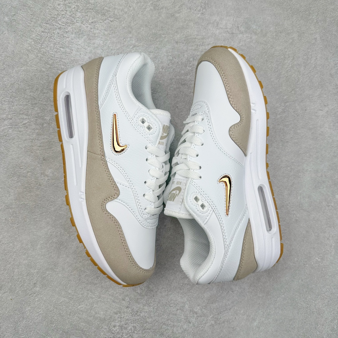 图片[3]-NK Air Max 1 初代复古气垫慢跑鞋 AA0512-100 由Tinker Hatfeld和Mark Parker在1987年设计 灵感来自于巴黎蓬皮杜中心 在参观了蓬皮杜中心之后提出了Air Max的标志性开窗可视气垫的理念 并将其实际开发成功 是NK史上第一双可视气垫跑鞋 凭借着Air Max气垫带来的舒适脚感和鞋面面料上的不断精进才使得Air Max 1在现如今都是复古慢跑鞋的首选 深厚的历史渊源 独特的流线形设计 极为复古的外观使得它深受鞋迷的喜爱 尺码：36 36.5 37.5 38 38.5 39 40 40.5 41 42 42.5 43 44 44.5 45-选品中心