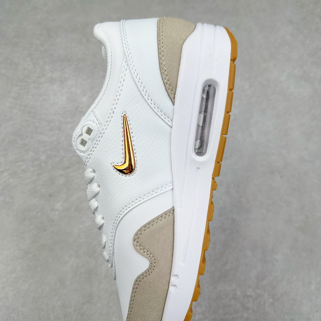 图片[7]-NK Air Max 1 初代复古气垫慢跑鞋 AA0512-100 由Tinker Hatfeld和Mark Parker在1987年设计 灵感来自于巴黎蓬皮杜中心 在参观了蓬皮杜中心之后提出了Air Max的标志性开窗可视气垫的理念 并将其实际开发成功 是NK史上第一双可视气垫跑鞋 凭借着Air Max气垫带来的舒适脚感和鞋面面料上的不断精进才使得Air Max 1在现如今都是复古慢跑鞋的首选 深厚的历史渊源 独特的流线形设计 极为复古的外观使得它深受鞋迷的喜爱 尺码：36 36.5 37.5 38 38.5 39 40 40.5 41 42 42.5 43 44 44.5 45-选品中心