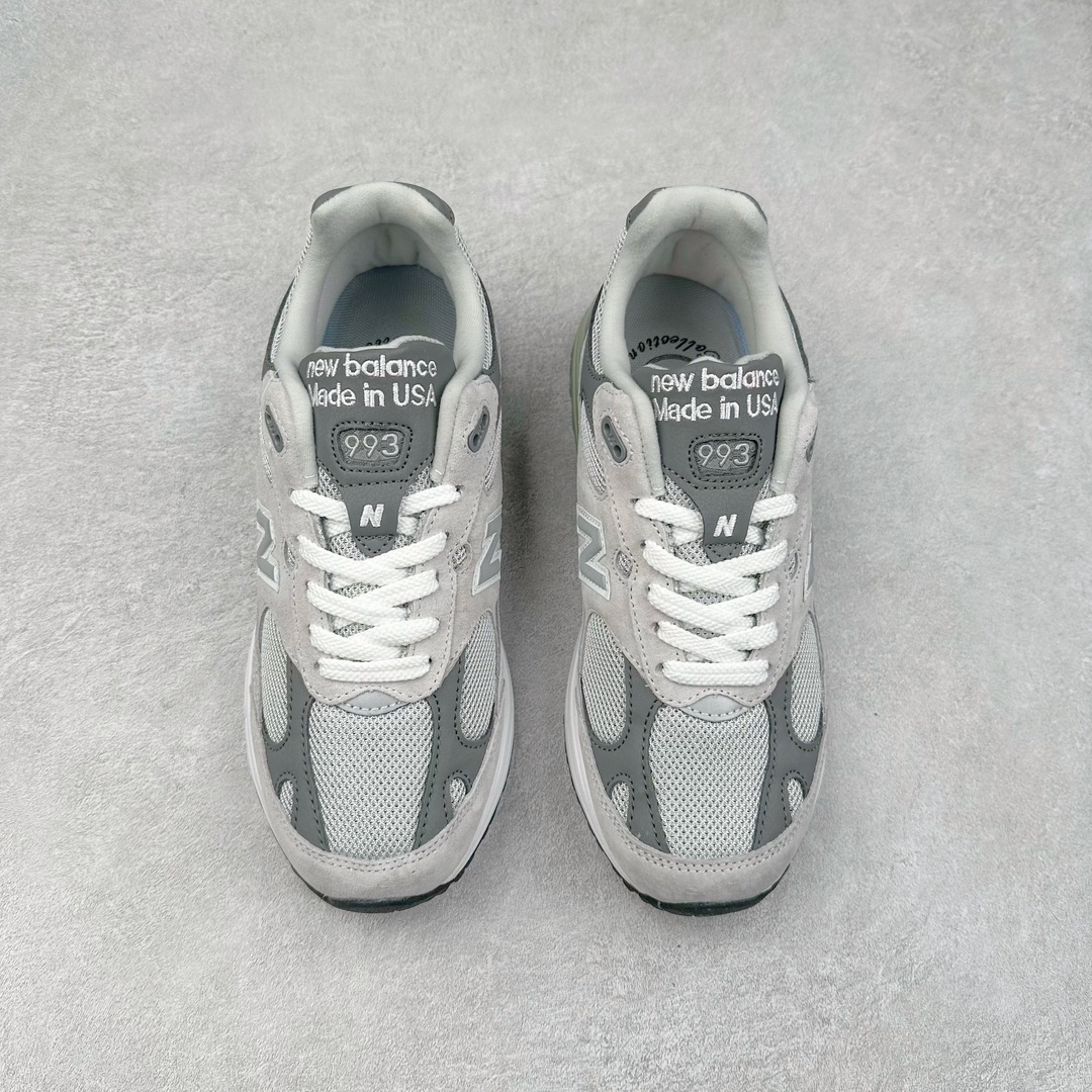 图片[2]-＃K版纯原 New Balance 新百伦NB993总统复古慢跑鞋 鞋身以网眼鞋面结合同色系优质麂皮革构成，鞋舌处点缀 New Balance Made In USA 同色系刺绣标识，彰显鞋款身份。鞋侧点缀银色 \\\”993\\\” 字样，丰富鞋身设计的同时，构建时尚外观。鞋款搭载 ABZORB 缓震系统，通过缓冲和抗压性的结合来吸收冲击力，舒适功能升级。同时搭配泛黄做旧中底，打造丰富层次感，缔造出色复古韵味。尺码：36 37 37.5 38 38.5 39 40 40.5 41.5 42 42.5 43 44 44.5 45-选品中心
