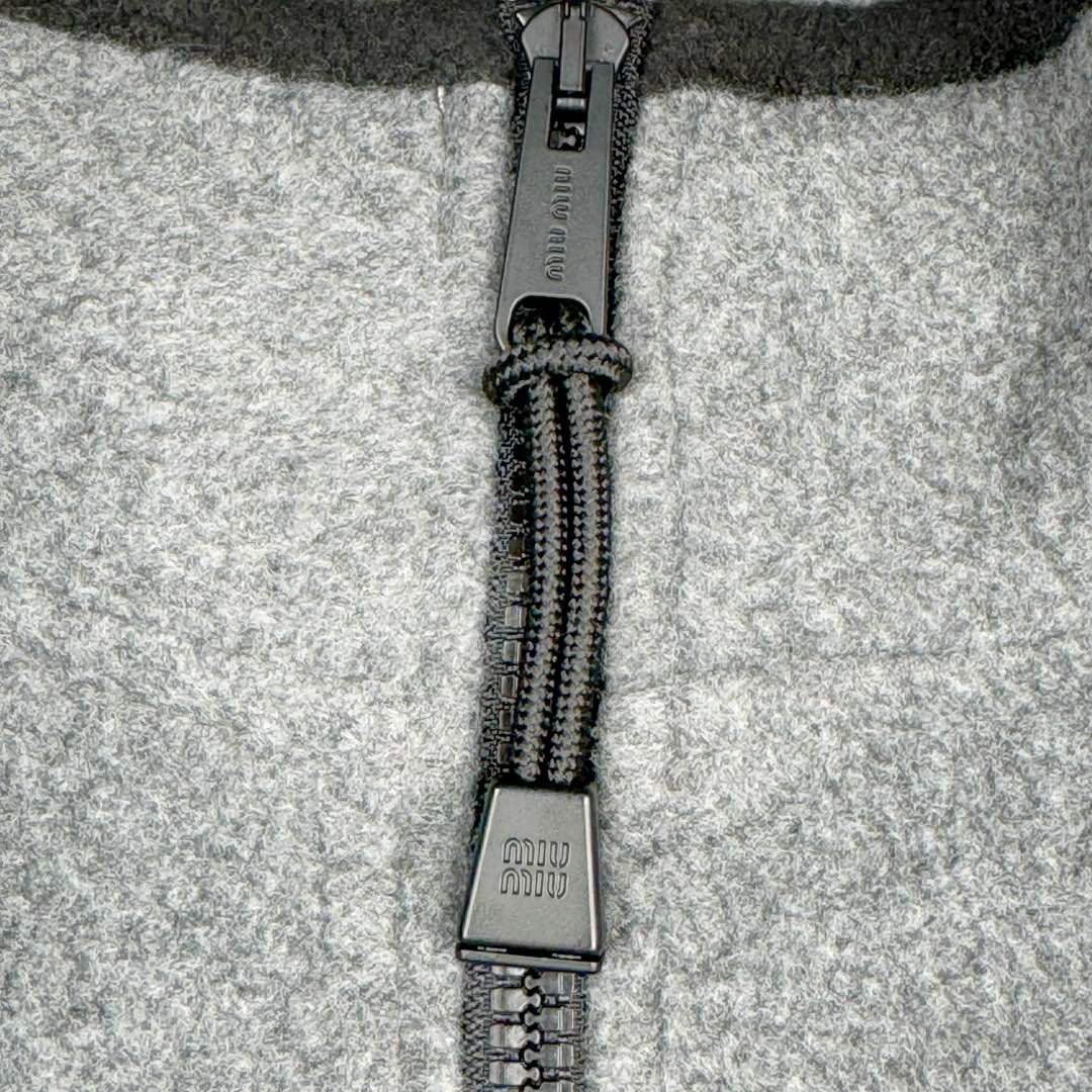 图片[8]-＃GD广顶 MIU MIU SS24 缪缪字母Logo刺绣立领拉链夹克外套 女款 灰色 采用定制双面绒面料（并非市场低端摇粒绒）定制纯铜电镀拉链头、抽绳头非常有份量 市场货非常轻 内里做工依旧是奢侈品该有的包股包边 口袋包边车暗线 细节非常完美版型非常大 建议买小一码 尺码：34 36 38 40 42-选品中心