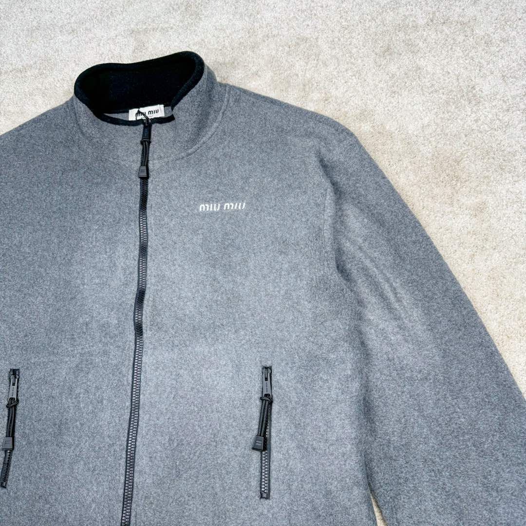 图片[7]-＃GD广顶 MIU MIU SS24 缪缪字母Logo刺绣立领拉链夹克外套 女款 灰色 采用定制双面绒面料（并非市场低端摇粒绒）定制纯铜电镀拉链头、抽绳头非常有份量 市场货非常轻 内里做工依旧是奢侈品该有的包股包边 口袋包边车暗线 细节非常完美版型非常大 建议买小一码 尺码：34 36 38 40 42-选品中心