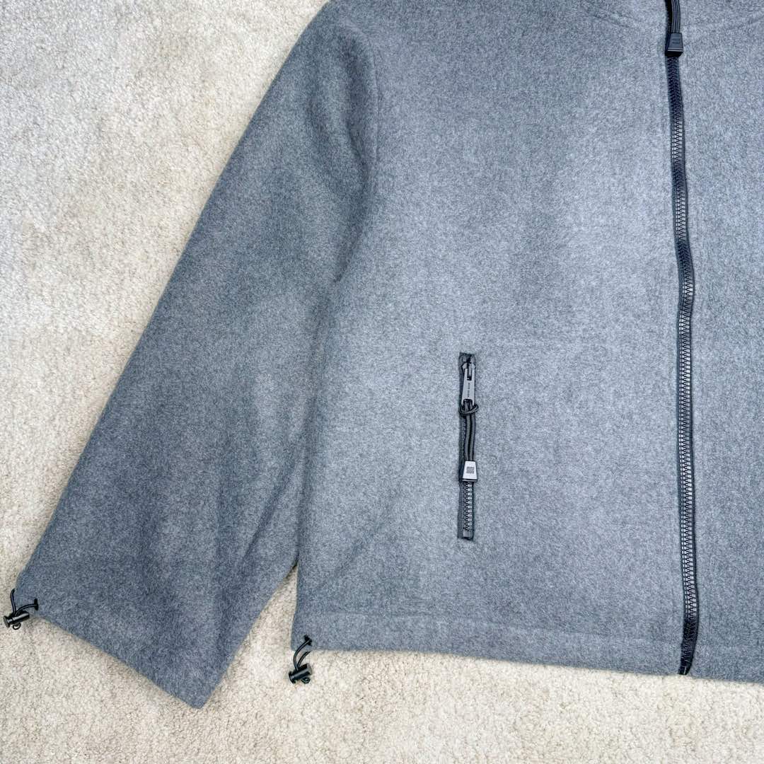 图片[6]-＃GD广顶 MIU MIU SS24 缪缪字母Logo刺绣立领拉链夹克外套 女款 灰色 采用定制双面绒面料（并非市场低端摇粒绒）定制纯铜电镀拉链头、抽绳头非常有份量 市场货非常轻 内里做工依旧是奢侈品该有的包股包边 口袋包边车暗线 细节非常完美版型非常大 建议买小一码 尺码：34 36 38 40 42-选品中心