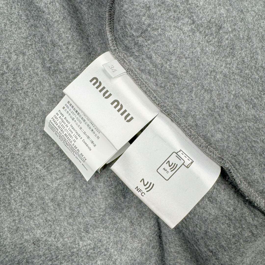 图片[11]-＃GD广顶 MIU MIU SS24 缪缪字母Logo刺绣立领拉链夹克外套 女款 灰色 采用定制双面绒面料（并非市场低端摇粒绒）定制纯铜电镀拉链头、抽绳头非常有份量 市场货非常轻 内里做工依旧是奢侈品该有的包股包边 口袋包边车暗线 细节非常完美版型非常大 建议买小一码 尺码：34 36 38 40 42-选品中心