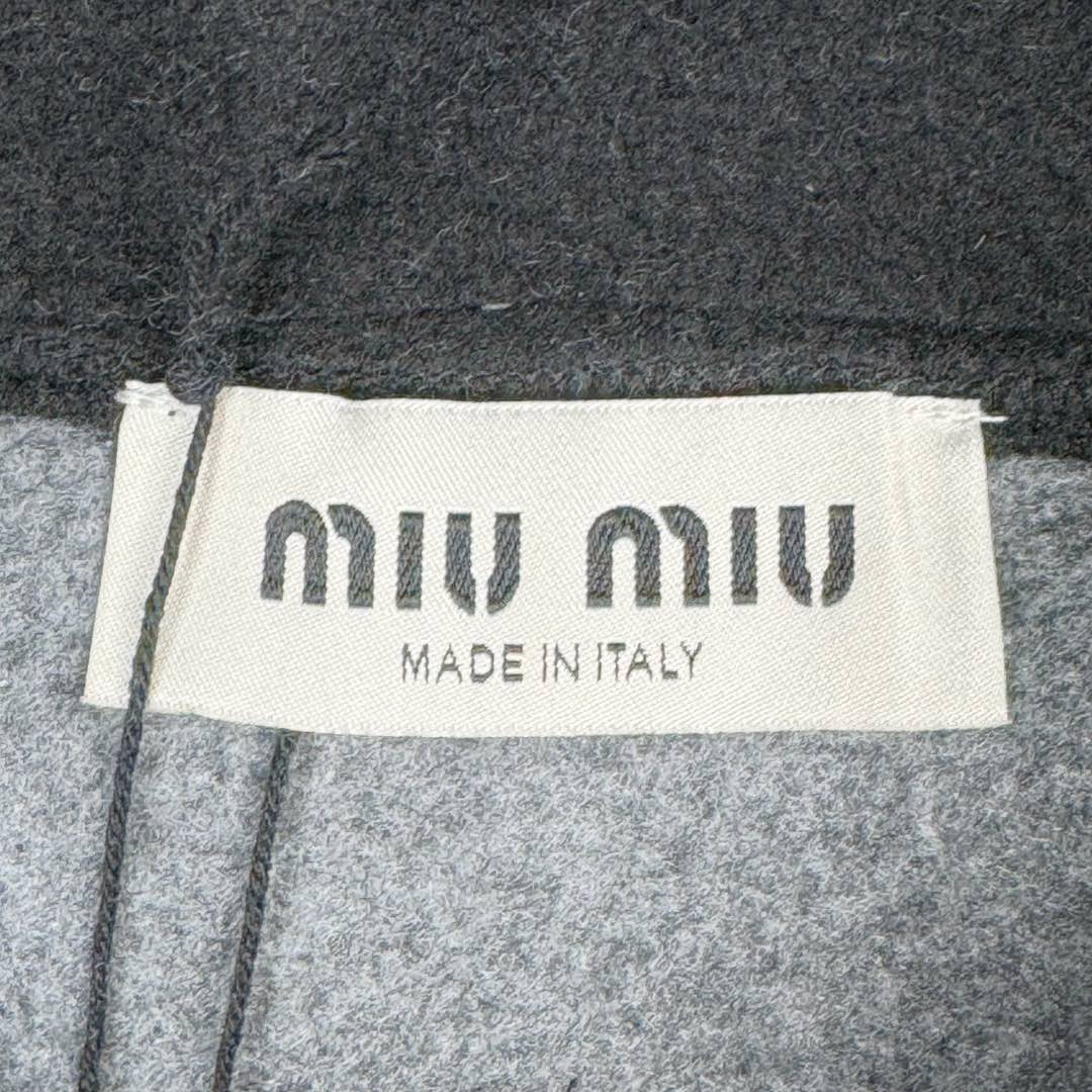 图片[10]-＃GD广顶 MIU MIU SS24 缪缪字母Logo刺绣立领拉链夹克外套 女款 灰色 采用定制双面绒面料（并非市场低端摇粒绒）定制纯铜电镀拉链头、抽绳头非常有份量 市场货非常轻 内里做工依旧是奢侈品该有的包股包边 口袋包边车暗线 细节非常完美版型非常大 建议买小一码 尺码：34 36 38 40 42-选品中心