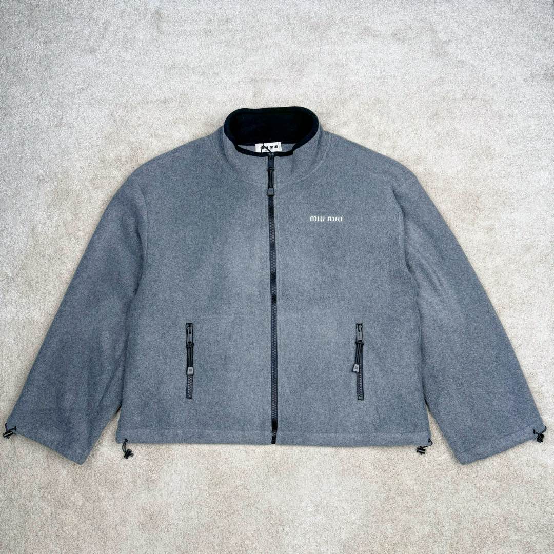 ＃GD广顶 MIU MIU SS24 缪缪字母Logo刺绣立领拉链夹克外套 女款 灰色 采用定制双面绒面料（并非市场低端摇粒绒）定制纯铜电镀拉链头、抽绳头非常有份量 市场货非常轻 内里做工依旧是奢侈品该有的包股包边 口袋包边车暗线 细节非常完美版型非常大 建议买小一码 尺码：34 36 38 40 42-选品中心