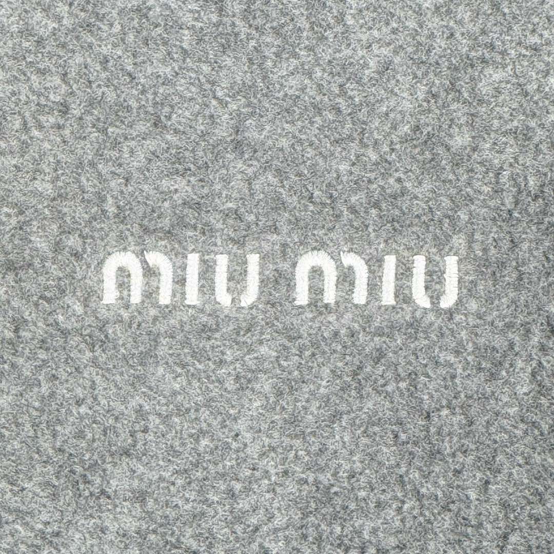 图片[9]-＃GD广顶 MIU MIU SS24 缪缪字母Logo刺绣立领拉链夹克外套 女款 灰色 采用定制双面绒面料（并非市场低端摇粒绒）定制纯铜电镀拉链头、抽绳头非常有份量 市场货非常轻 内里做工依旧是奢侈品该有的包股包边 口袋包边车暗线 细节非常完美版型非常大 建议买小一码 尺码：34 36 38 40 42-选品中心