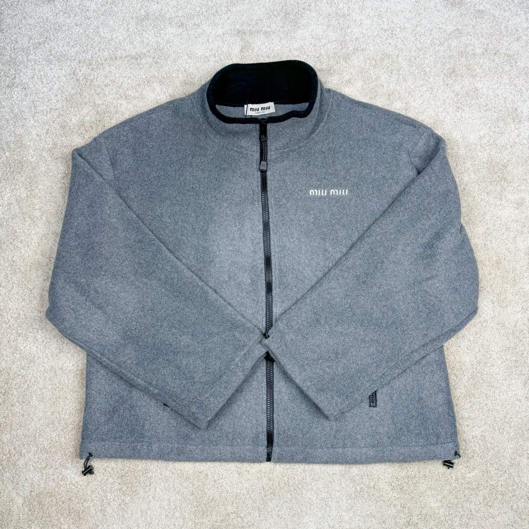 图片[2]-＃GD广顶 MIU MIU SS24 缪缪字母Logo刺绣立领拉链夹克外套 女款 灰色 采用定制双面绒面料（并非市场低端摇粒绒）定制纯铜电镀拉链头、抽绳头非常有份量 市场货非常轻 内里做工依旧是奢侈品该有的包股包边 口袋包边车暗线 细节非常完美版型非常大 建议买小一码 尺码：34 36 38 40 42-选品中心