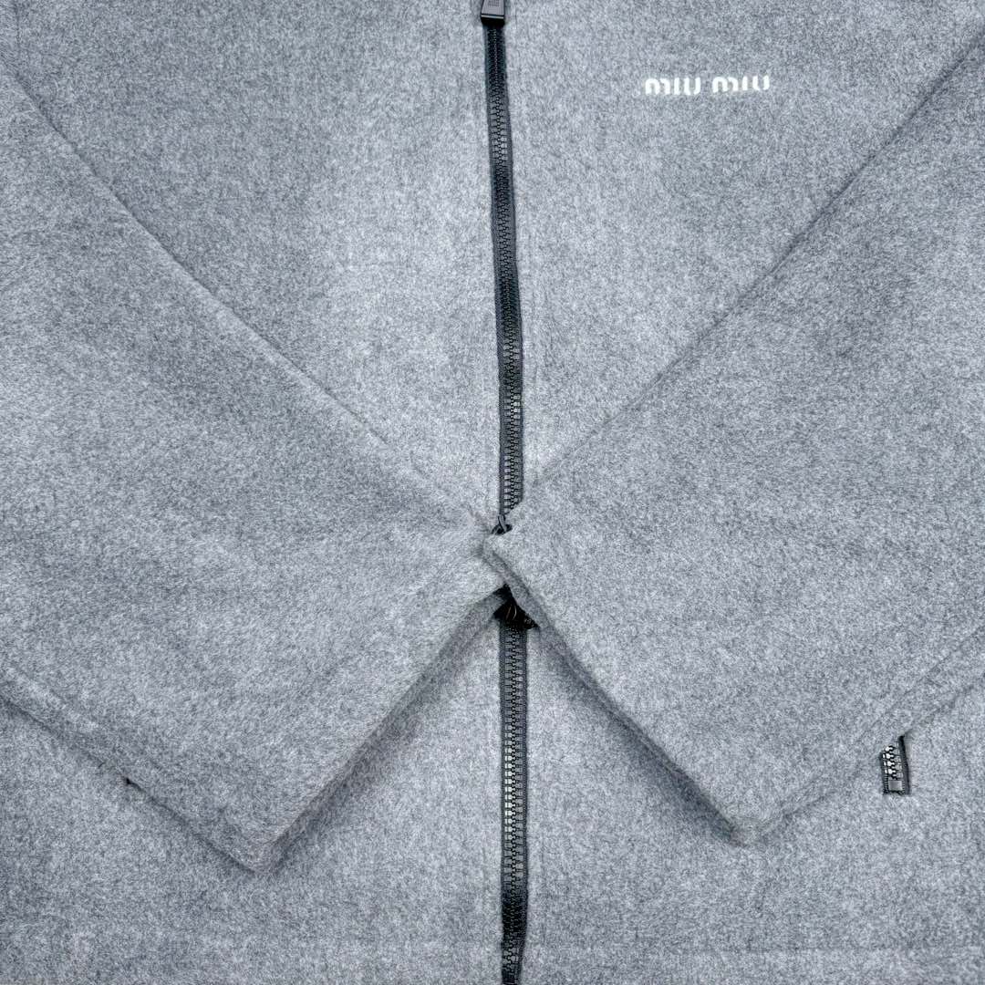 图片[12]-＃GD广顶 MIU MIU SS24 缪缪字母Logo刺绣立领拉链夹克外套 女款 灰色 采用定制双面绒面料（并非市场低端摇粒绒）定制纯铜电镀拉链头、抽绳头非常有份量 市场货非常轻 内里做工依旧是奢侈品该有的包股包边 口袋包边车暗线 细节非常完美版型非常大 建议买小一码 尺码：34 36 38 40 42-选品中心