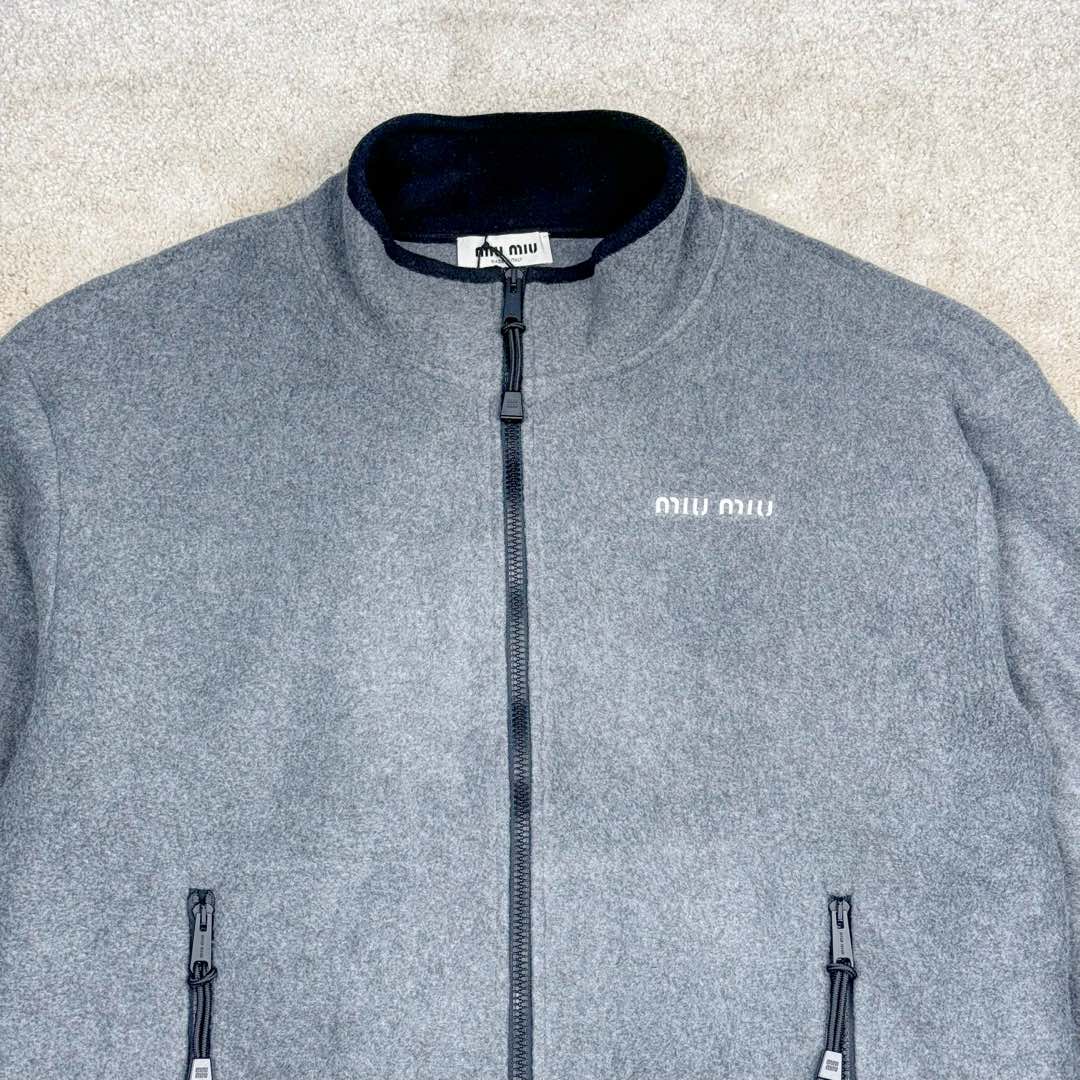 图片[4]-＃GD广顶 MIU MIU SS24 缪缪字母Logo刺绣立领拉链夹克外套 女款 灰色 采用定制双面绒面料（并非市场低端摇粒绒）定制纯铜电镀拉链头、抽绳头非常有份量 市场货非常轻 内里做工依旧是奢侈品该有的包股包边 口袋包边车暗线 细节非常完美版型非常大 建议买小一码 尺码：34 36 38 40 42-选品中心