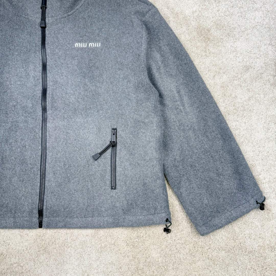 图片[5]-＃GD广顶 MIU MIU SS24 缪缪字母Logo刺绣立领拉链夹克外套 女款 灰色 采用定制双面绒面料（并非市场低端摇粒绒）定制纯铜电镀拉链头、抽绳头非常有份量 市场货非常轻 内里做工依旧是奢侈品该有的包股包边 口袋包边车暗线 细节非常完美版型非常大 建议买小一码 尺码：34 36 38 40 42-选品中心