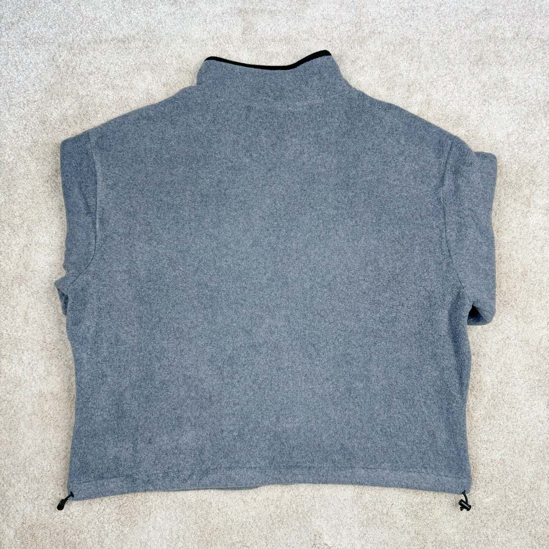 图片[3]-＃GD广顶 MIU MIU SS24 缪缪字母Logo刺绣立领拉链夹克外套 女款 灰色 采用定制双面绒面料（并非市场低端摇粒绒）定制纯铜电镀拉链头、抽绳头非常有份量 市场货非常轻 内里做工依旧是奢侈品该有的包股包边 口袋包边车暗线 细节非常完美版型非常大 建议买小一码 尺码：34 36 38 40 42-选品中心