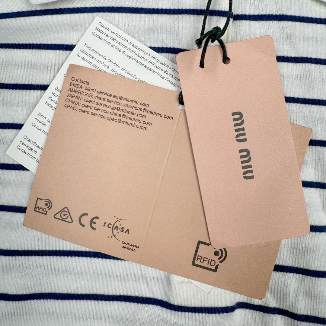 图片[15]-＃GD广顶 MiuMiu 缪缪100支超细腻条纹polo长袖 面料采用定制100支超细腻双纱纯棉面料，质感非常好，市场货全部都是32支现货代替，这件衣服正反面全部对条纹非常费面料！胸口上的字母条纹和底部的条纹必须对上（市场版本工艺对不上直接字母用的白色的，穿出去一眼假）领子定制横机螺纹，纽扣天然贝母扣！三标吊牌全部同步专柜（吊牌附送说明书且颜色正确，市场吊牌偏粉，正品吊牌颜色饱和度更低 尺码：S M L XL-选品中心