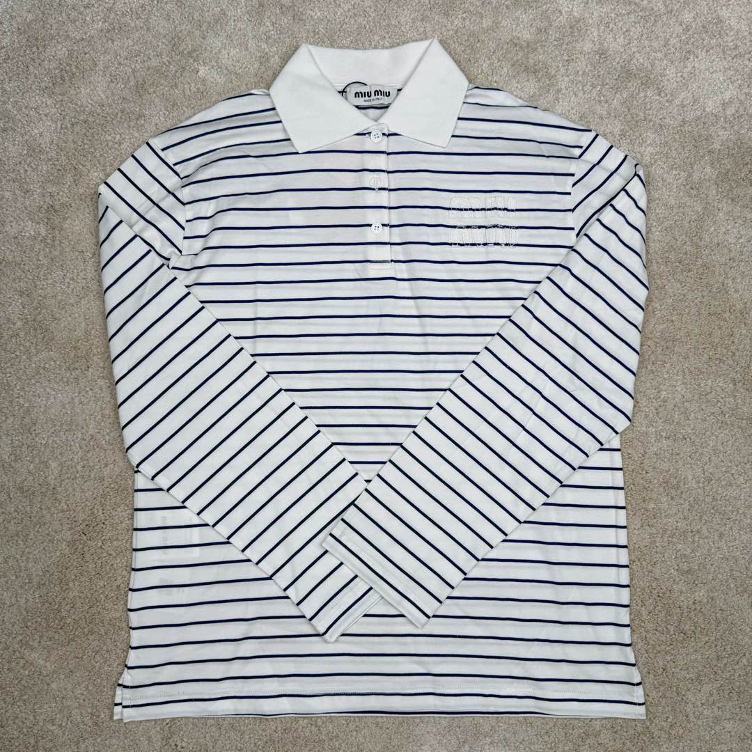图片[2]-＃GD广顶 MiuMiu 缪缪100支超细腻条纹polo长袖 面料采用定制100支超细腻双纱纯棉面料，质感非常好，市场货全部都是32支现货代替，这件衣服正反面全部对条纹非常费面料！胸口上的字母条纹和底部的条纹必须对上（市场版本工艺对不上直接字母用的白色的，穿出去一眼假）领子定制横机螺纹，纽扣天然贝母扣！三标吊牌全部同步专柜（吊牌附送说明书且颜色正确，市场吊牌偏粉，正品吊牌颜色饱和度更低 尺码：S M L XL-选品中心