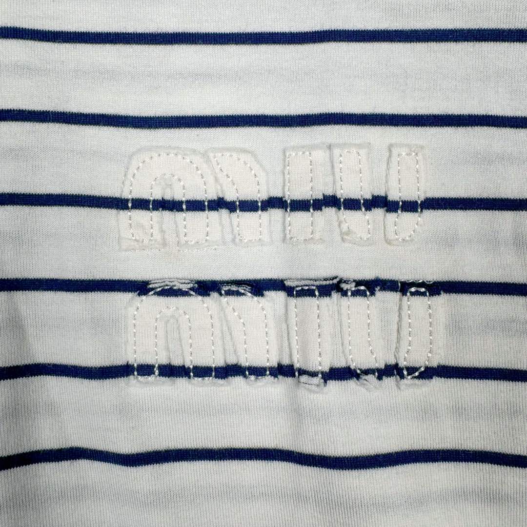 图片[14]-＃GD广顶 MiuMiu 缪缪100支超细腻条纹polo长袖 面料采用定制100支超细腻双纱纯棉面料，质感非常好，市场货全部都是32支现货代替，这件衣服正反面全部对条纹非常费面料！胸口上的字母条纹和底部的条纹必须对上（市场版本工艺对不上直接字母用的白色的，穿出去一眼假）领子定制横机螺纹，纽扣天然贝母扣！三标吊牌全部同步专柜（吊牌附送说明书且颜色正确，市场吊牌偏粉，正品吊牌颜色饱和度更低 尺码：S M L XL-选品中心