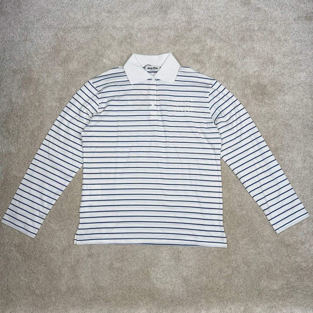 ＃GD广顶 MiuMiu 缪缪100支超细腻条纹polo长袖 面料采用定制100支超细腻双纱纯棉面料，质感非常好，市场货全部都是32支现货代替，这件衣服正反面全部对条纹非常费面料！胸口上的字母条纹和底部的条纹必须对上（市场版本工艺对不上直接字母用的白色的，穿出去一眼假）领子定制横机螺纹，纽扣天然贝母扣！三标吊牌全部同步专柜（吊牌附送说明书且颜色正确，市场吊牌偏粉，正品吊牌颜色饱和度更低 尺码：S M L XL-选品中心