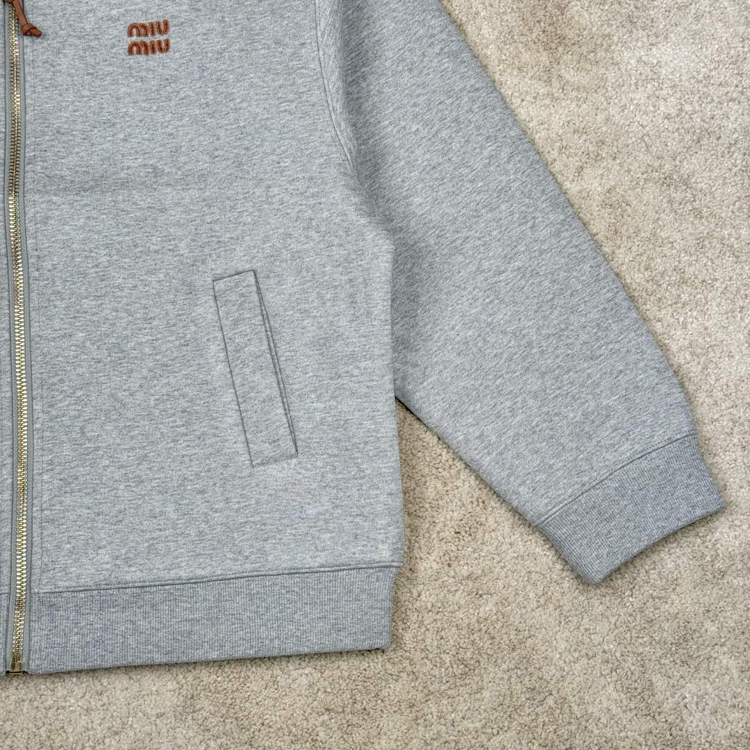 图片[7]-＃GD广顶 MIU MIU 缪缪纯色字母Logo刺绣徽标短款休闲长袖夹克外套 灰色 研发半年为了做这系列衣服自购一台特种机 市场其他所有版本miumiu缝线都不整齐或者使用激光烧花 激光烧花工艺会导致面料边发黄发硬 此件面料采用三层工艺 主面料380克重定制花灰纯棉 复合280克空气棉反面内里 中间使用100克布帛衔接 整件克重达到760 拉链采用瑞士牙riri拉链 非常昂贵 内里领口 侧面 下摆全部手工走线 口袋还是包边袋 市场版本这三个地方全是简化工艺 这款要比之前的连帽爆款还要难做 版型大比之前爆款帽衫用量多 工艺也要比之前那款难 整件衣服非常重工 出货非常慢 尺码：36 38 40 42-选品中心
