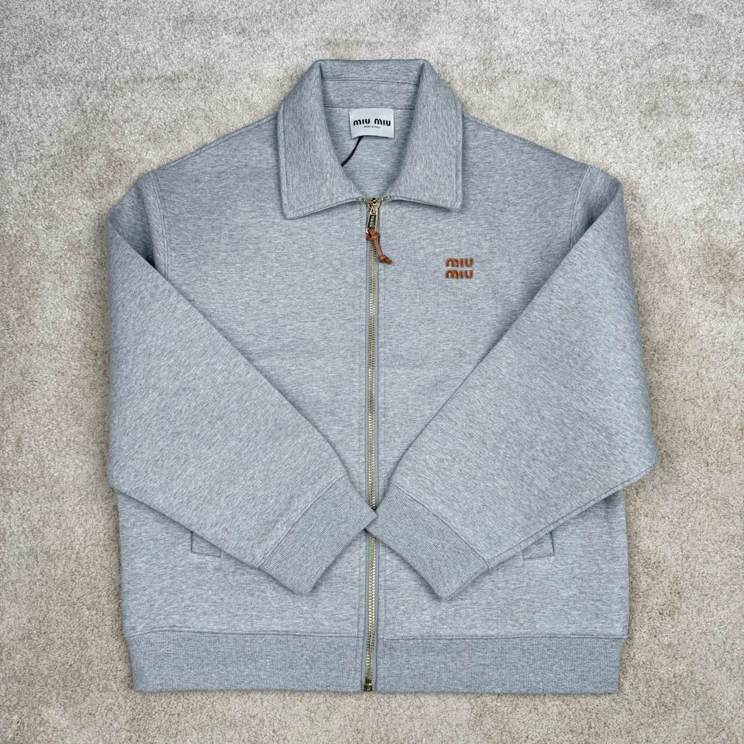 图片[2]-＃GD广顶 MIU MIU 缪缪纯色字母Logo刺绣徽标短款休闲长袖夹克外套 灰色 研发半年为了做这系列衣服自购一台特种机 市场其他所有版本miumiu缝线都不整齐或者使用激光烧花 激光烧花工艺会导致面料边发黄发硬 此件面料采用三层工艺 主面料380克重定制花灰纯棉 复合280克空气棉反面内里 中间使用100克布帛衔接 整件克重达到760 拉链采用瑞士牙riri拉链 非常昂贵 内里领口 侧面 下摆全部手工走线 口袋还是包边袋 市场版本这三个地方全是简化工艺 这款要比之前的连帽爆款还要难做 版型大比之前爆款帽衫用量多 工艺也要比之前那款难 整件衣服非常重工 出货非常慢 尺码：36 38 40 42-选品中心