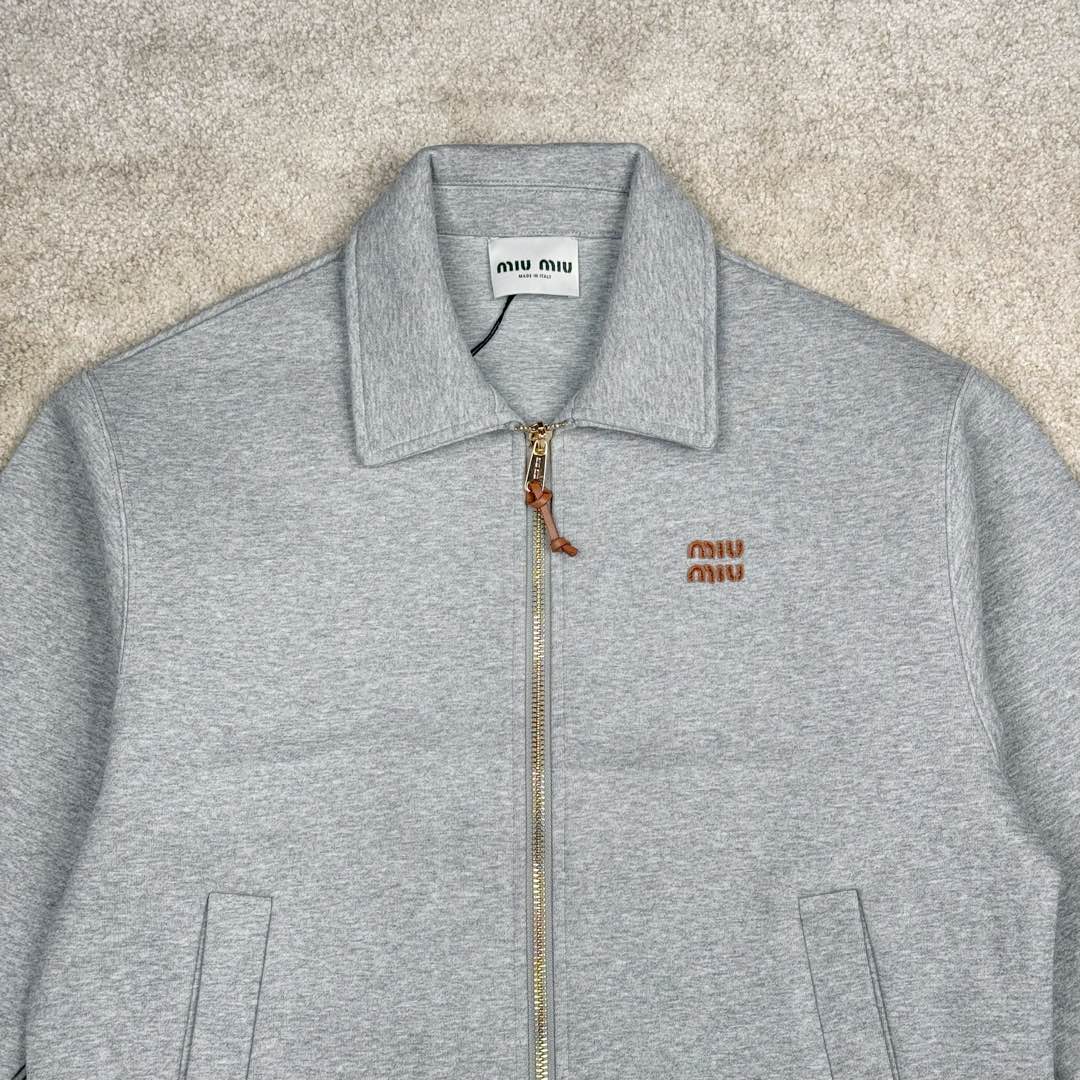 图片[5]-＃GD广顶 MIU MIU 缪缪纯色字母Logo刺绣徽标短款休闲长袖夹克外套 灰色 研发半年为了做这系列衣服自购一台特种机 市场其他所有版本miumiu缝线都不整齐或者使用激光烧花 激光烧花工艺会导致面料边发黄发硬 此件面料采用三层工艺 主面料380克重定制花灰纯棉 复合280克空气棉反面内里 中间使用100克布帛衔接 整件克重达到760 拉链采用瑞士牙riri拉链 非常昂贵 内里领口 侧面 下摆全部手工走线 口袋还是包边袋 市场版本这三个地方全是简化工艺 这款要比之前的连帽爆款还要难做 版型大比之前爆款帽衫用量多 工艺也要比之前那款难 整件衣服非常重工 出货非常慢 尺码：36 38 40 42-选品中心
