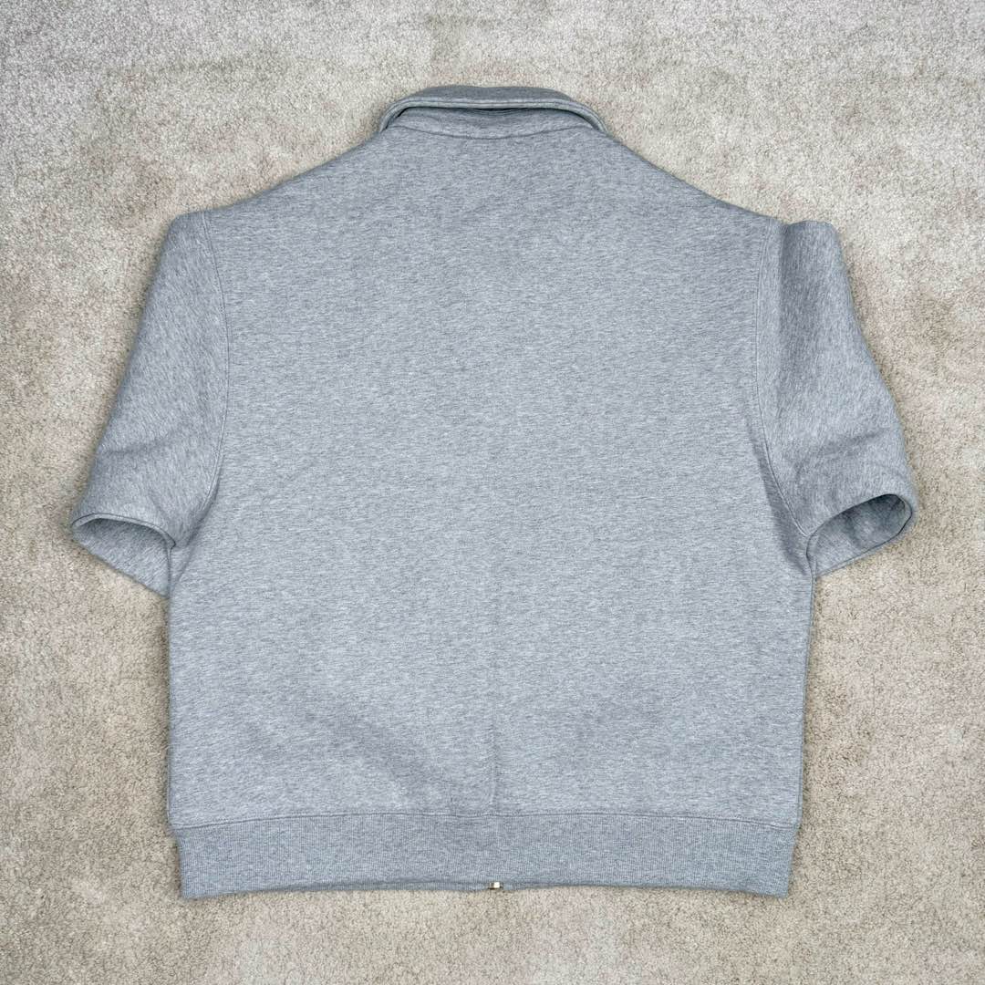 图片[3]-＃GD广顶 MIU MIU 缪缪纯色字母Logo刺绣徽标短款休闲长袖夹克外套 灰色 研发半年为了做这系列衣服自购一台特种机 市场其他所有版本miumiu缝线都不整齐或者使用激光烧花 激光烧花工艺会导致面料边发黄发硬 此件面料采用三层工艺 主面料380克重定制花灰纯棉 复合280克空气棉反面内里 中间使用100克布帛衔接 整件克重达到760 拉链采用瑞士牙riri拉链 非常昂贵 内里领口 侧面 下摆全部手工走线 口袋还是包边袋 市场版本这三个地方全是简化工艺 这款要比之前的连帽爆款还要难做 版型大比之前爆款帽衫用量多 工艺也要比之前那款难 整件衣服非常重工 出货非常慢 尺码：36 38 40 42-选品中心