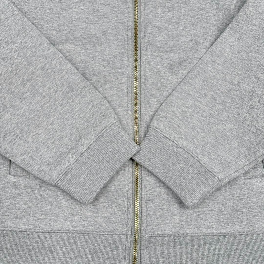 图片[8]-＃GD广顶 MIU MIU 缪缪纯色字母Logo刺绣徽标短款休闲长袖夹克外套 灰色 研发半年为了做这系列衣服自购一台特种机 市场其他所有版本miumiu缝线都不整齐或者使用激光烧花 激光烧花工艺会导致面料边发黄发硬 此件面料采用三层工艺 主面料380克重定制花灰纯棉 复合280克空气棉反面内里 中间使用100克布帛衔接 整件克重达到760 拉链采用瑞士牙riri拉链 非常昂贵 内里领口 侧面 下摆全部手工走线 口袋还是包边袋 市场版本这三个地方全是简化工艺 这款要比之前的连帽爆款还要难做 版型大比之前爆款帽衫用量多 工艺也要比之前那款难 整件衣服非常重工 出货非常慢 尺码：36 38 40 42-选品中心