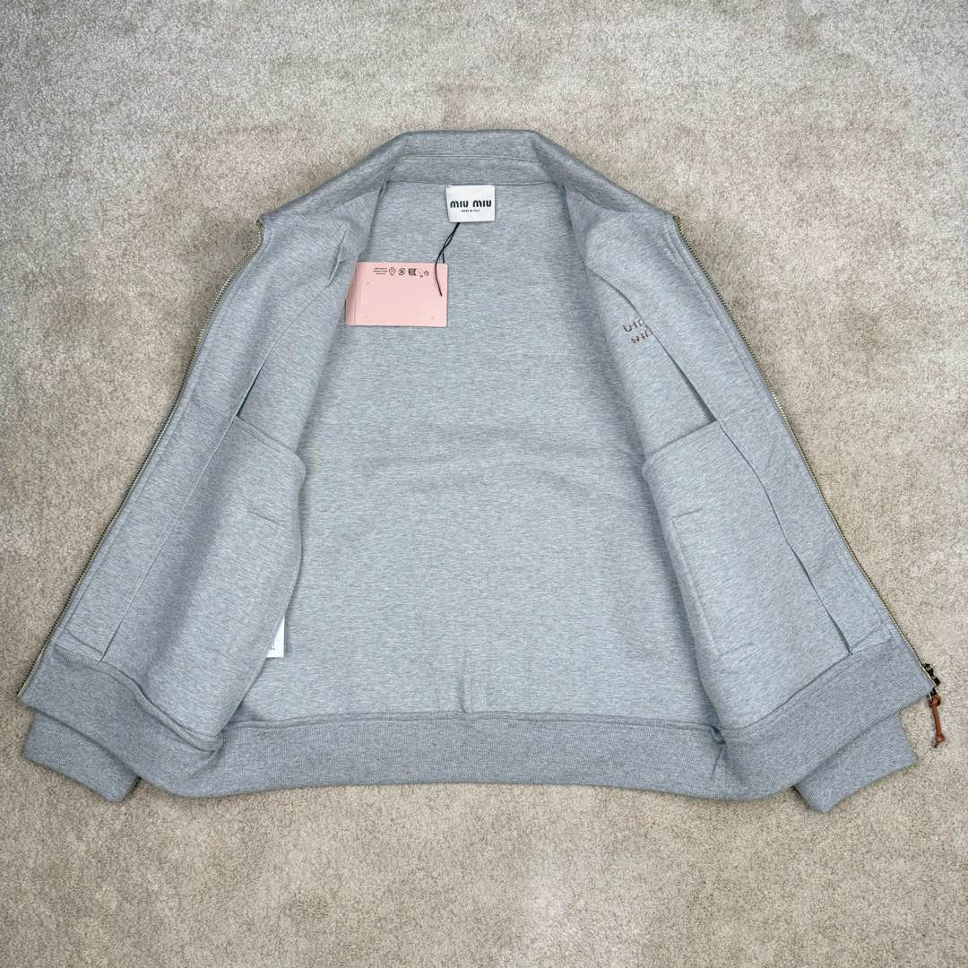 图片[4]-＃GD广顶 MIU MIU 缪缪纯色字母Logo刺绣徽标短款休闲长袖夹克外套 灰色 研发半年为了做这系列衣服自购一台特种机 市场其他所有版本miumiu缝线都不整齐或者使用激光烧花 激光烧花工艺会导致面料边发黄发硬 此件面料采用三层工艺 主面料380克重定制花灰纯棉 复合280克空气棉反面内里 中间使用100克布帛衔接 整件克重达到760 拉链采用瑞士牙riri拉链 非常昂贵 内里领口 侧面 下摆全部手工走线 口袋还是包边袋 市场版本这三个地方全是简化工艺 这款要比之前的连帽爆款还要难做 版型大比之前爆款帽衫用量多 工艺也要比之前那款难 整件衣服非常重工 出货非常慢 尺码：36 38 40 42-选品中心