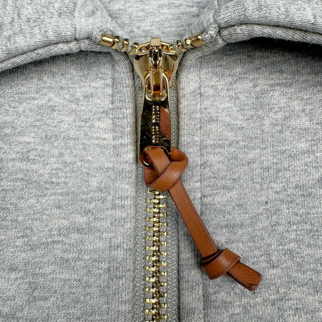 图片[11]-＃GD广顶 MIU MIU 缪缪纯色字母Logo刺绣徽标短款休闲长袖夹克外套 灰色 研发半年为了做这系列衣服自购一台特种机 市场其他所有版本miumiu缝线都不整齐或者使用激光烧花 激光烧花工艺会导致面料边发黄发硬 此件面料采用三层工艺 主面料380克重定制花灰纯棉 复合280克空气棉反面内里 中间使用100克布帛衔接 整件克重达到760 拉链采用瑞士牙riri拉链 非常昂贵 内里领口 侧面 下摆全部手工走线 口袋还是包边袋 市场版本这三个地方全是简化工艺 这款要比之前的连帽爆款还要难做 版型大比之前爆款帽衫用量多 工艺也要比之前那款难 整件衣服非常重工 出货非常慢 尺码：36 38 40 42-选品中心