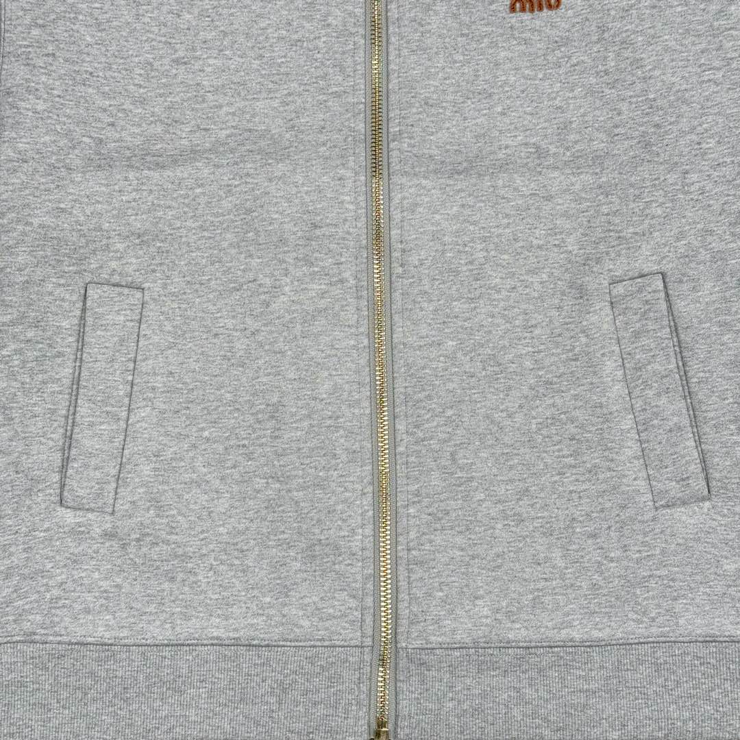 图片[9]-＃GD广顶 MIU MIU 缪缪纯色字母Logo刺绣徽标短款休闲长袖夹克外套 灰色 研发半年为了做这系列衣服自购一台特种机 市场其他所有版本miumiu缝线都不整齐或者使用激光烧花 激光烧花工艺会导致面料边发黄发硬 此件面料采用三层工艺 主面料380克重定制花灰纯棉 复合280克空气棉反面内里 中间使用100克布帛衔接 整件克重达到760 拉链采用瑞士牙riri拉链 非常昂贵 内里领口 侧面 下摆全部手工走线 口袋还是包边袋 市场版本这三个地方全是简化工艺 这款要比之前的连帽爆款还要难做 版型大比之前爆款帽衫用量多 工艺也要比之前那款难 整件衣服非常重工 出货非常慢 尺码：36 38 40 42-选品中心