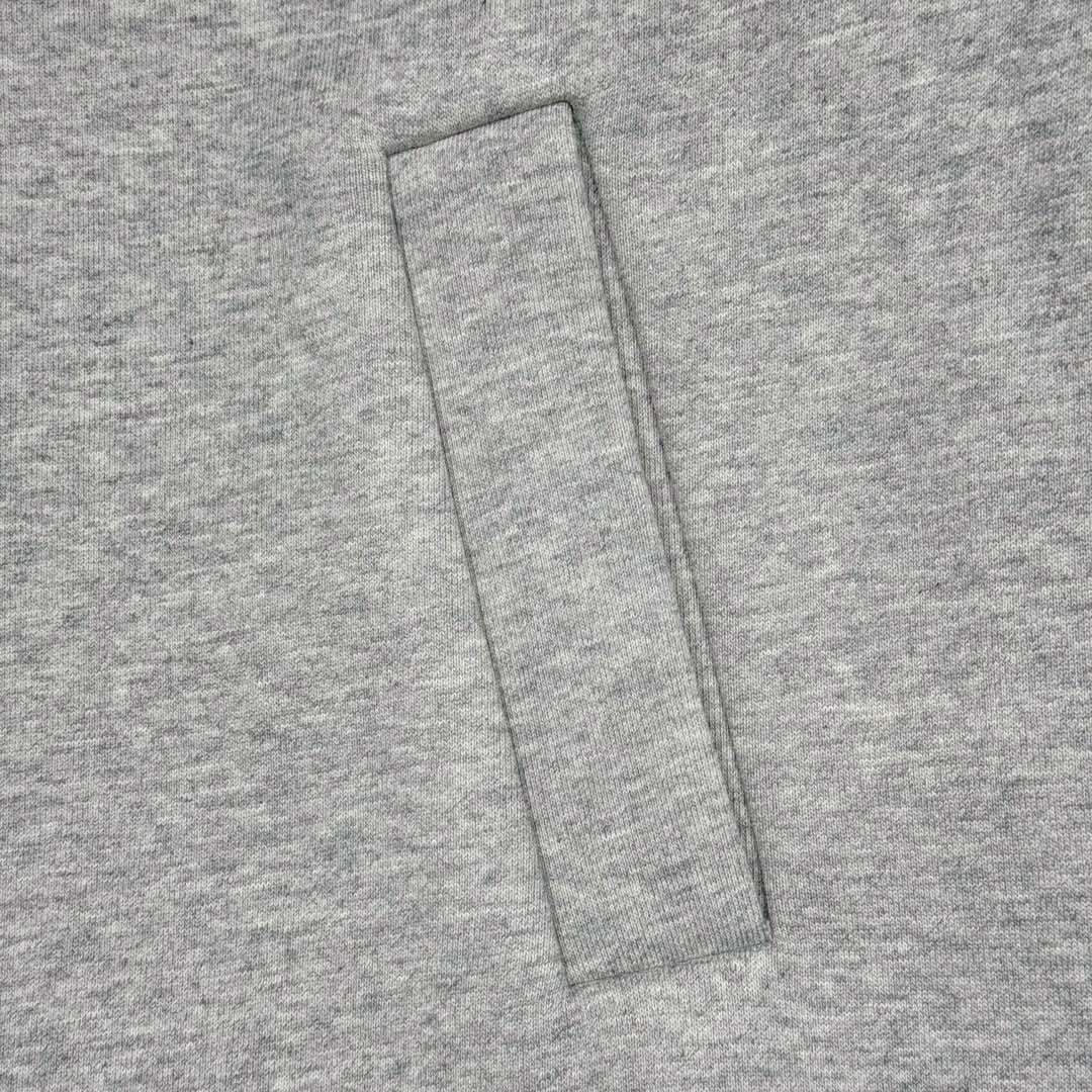 图片[10]-＃GD广顶 MIU MIU 缪缪纯色字母Logo刺绣徽标短款休闲长袖夹克外套 灰色 研发半年为了做这系列衣服自购一台特种机 市场其他所有版本miumiu缝线都不整齐或者使用激光烧花 激光烧花工艺会导致面料边发黄发硬 此件面料采用三层工艺 主面料380克重定制花灰纯棉 复合280克空气棉反面内里 中间使用100克布帛衔接 整件克重达到760 拉链采用瑞士牙riri拉链 非常昂贵 内里领口 侧面 下摆全部手工走线 口袋还是包边袋 市场版本这三个地方全是简化工艺 这款要比之前的连帽爆款还要难做 版型大比之前爆款帽衫用量多 工艺也要比之前那款难 整件衣服非常重工 出货非常慢 尺码：36 38 40 42-选品中心