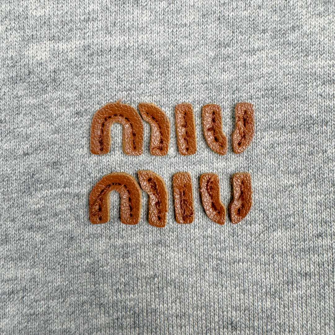 图片[12]-＃GD广顶 MIU MIU 缪缪纯色字母Logo刺绣徽标短款休闲长袖夹克外套 灰色 研发半年为了做这系列衣服自购一台特种机 市场其他所有版本miumiu缝线都不整齐或者使用激光烧花 激光烧花工艺会导致面料边发黄发硬 此件面料采用三层工艺 主面料380克重定制花灰纯棉 复合280克空气棉反面内里 中间使用100克布帛衔接 整件克重达到760 拉链采用瑞士牙riri拉链 非常昂贵 内里领口 侧面 下摆全部手工走线 口袋还是包边袋 市场版本这三个地方全是简化工艺 这款要比之前的连帽爆款还要难做 版型大比之前爆款帽衫用量多 工艺也要比之前那款难 整件衣服非常重工 出货非常慢 尺码：36 38 40 42-选品中心