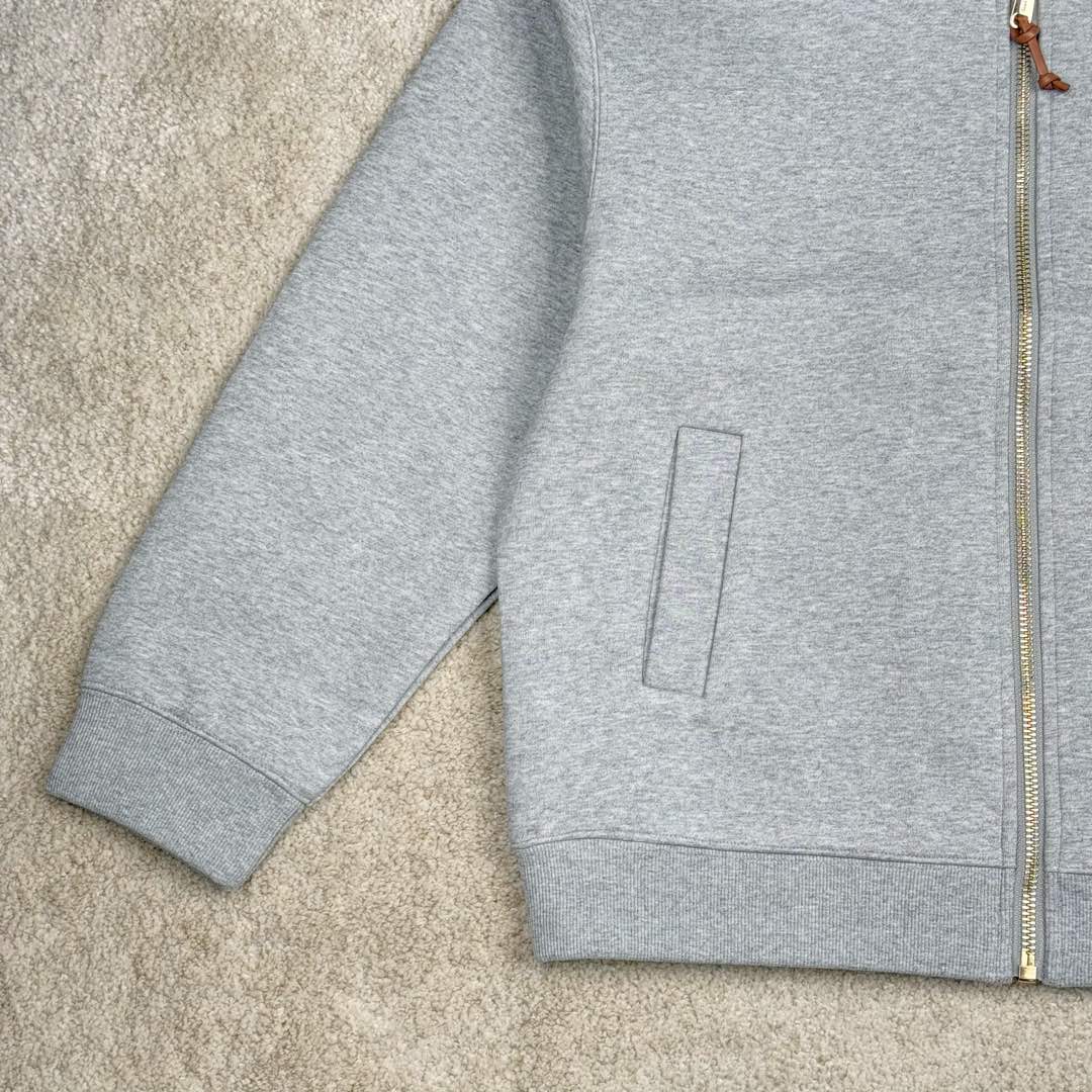 图片[6]-＃GD广顶 MIU MIU 缪缪纯色字母Logo刺绣徽标短款休闲长袖夹克外套 灰色 研发半年为了做这系列衣服自购一台特种机 市场其他所有版本miumiu缝线都不整齐或者使用激光烧花 激光烧花工艺会导致面料边发黄发硬 此件面料采用三层工艺 主面料380克重定制花灰纯棉 复合280克空气棉反面内里 中间使用100克布帛衔接 整件克重达到760 拉链采用瑞士牙riri拉链 非常昂贵 内里领口 侧面 下摆全部手工走线 口袋还是包边袋 市场版本这三个地方全是简化工艺 这款要比之前的连帽爆款还要难做 版型大比之前爆款帽衫用量多 工艺也要比之前那款难 整件衣服非常重工 出货非常慢 尺码：36 38 40 42-选品中心