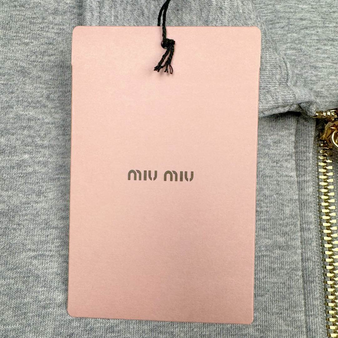 图片[15]-＃GD广顶 MIU MIU 缪缪纯色字母Logo刺绣徽标短款休闲长袖夹克外套 灰色 研发半年为了做这系列衣服自购一台特种机 市场其他所有版本miumiu缝线都不整齐或者使用激光烧花 激光烧花工艺会导致面料边发黄发硬 此件面料采用三层工艺 主面料380克重定制花灰纯棉 复合280克空气棉反面内里 中间使用100克布帛衔接 整件克重达到760 拉链采用瑞士牙riri拉链 非常昂贵 内里领口 侧面 下摆全部手工走线 口袋还是包边袋 市场版本这三个地方全是简化工艺 这款要比之前的连帽爆款还要难做 版型大比之前爆款帽衫用量多 工艺也要比之前那款难 整件衣服非常重工 出货非常慢 尺码：36 38 40 42-选品中心