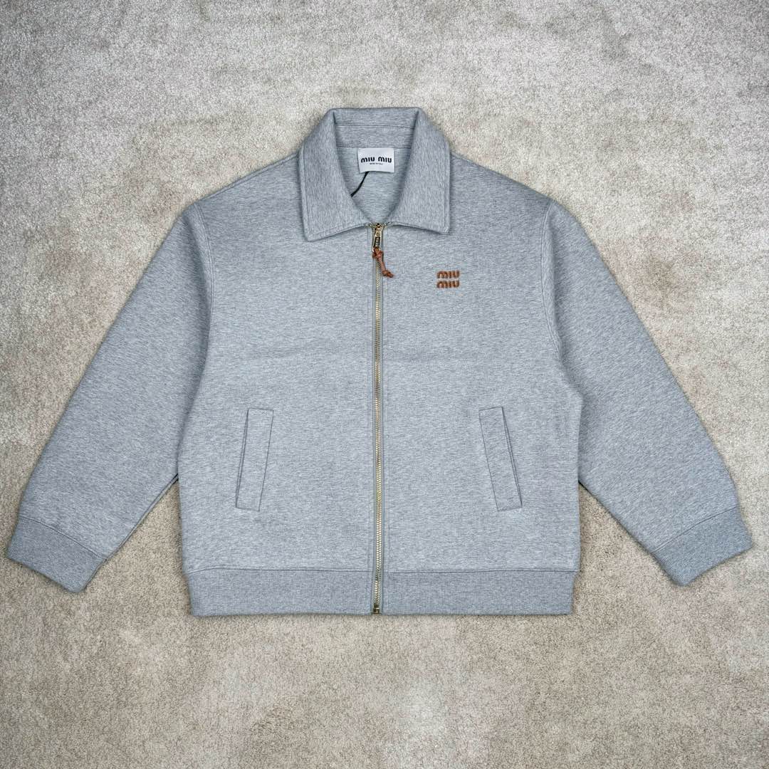 ＃GD广顶 MIU MIU 缪缪纯色字母Logo刺绣徽标短款休闲长袖夹克外套 灰色 研发半年为了做这系列衣服自购一台特种机 市场其他所有版本miumiu缝线都不整齐或者使用激光烧花 激光烧花工艺会导致面料边发黄发硬 此件面料采用三层工艺 主面料380克重定制花灰纯棉 复合280克空气棉反面内里 中间使用100克布帛衔接 整件克重达到760 拉链采用瑞士牙riri拉链 非常昂贵 内里领口 侧面 下摆全部手工走线 口袋还是包边袋 市场版本这三个地方全是简化工艺 这款要比之前的连帽爆款还要难做 版型大比之前爆款帽衫用量多 工艺也要比之前那款难 整件衣服非常重工 出货非常慢 尺码：36 38 40 42-选品中心