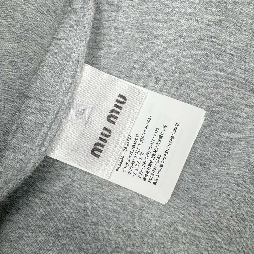 图片[13]-＃GD广顶 MIU MIU 缪缪纯色字母Logo刺绣徽标短款休闲长袖夹克外套 灰色 研发半年为了做这系列衣服自购一台特种机 市场其他所有版本miumiu缝线都不整齐或者使用激光烧花 激光烧花工艺会导致面料边发黄发硬 此件面料采用三层工艺 主面料380克重定制花灰纯棉 复合280克空气棉反面内里 中间使用100克布帛衔接 整件克重达到760 拉链采用瑞士牙riri拉链 非常昂贵 内里领口 侧面 下摆全部手工走线 口袋还是包边袋 市场版本这三个地方全是简化工艺 这款要比之前的连帽爆款还要难做 版型大比之前爆款帽衫用量多 工艺也要比之前那款难 整件衣服非常重工 出货非常慢 尺码：36 38 40 42-选品中心