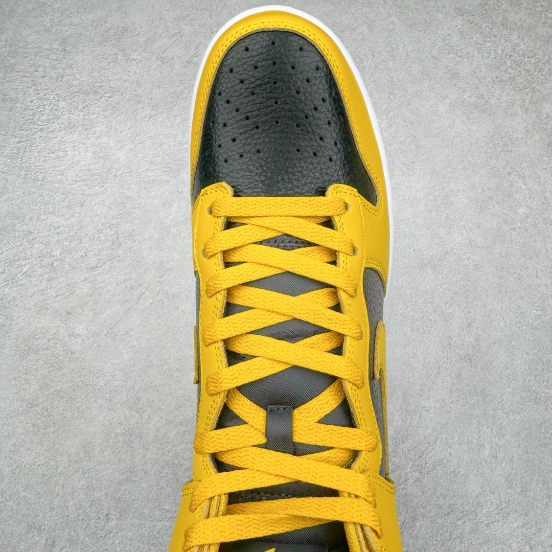 图片[4]-＃S2纯原 Wu-Tang x NK Dunk High 舒适百搭防滑耐磨高帮板鞋 黄黑色 HJ4320-001 独家原厂航空铝磨具打磨大底 鞋头坡度极致还原 原盒原配 圈内天花板工艺 原厂冲刀 超高清洁度 全鞋零毛边皮料切割 全套原楦原模倾力打造完美版型 采用原厂百宏鞋带以及原厂百宏织唛舌标 内标可供原厂几率过验 原厂中底布黄色点胶 原厂中底布拉帮走线遵循公司‼️尺码：36 36.5 37.5 38 38.5 39 40 40.5 41 42 42.5 43 44 44.5 45 46 47.5-选品中心