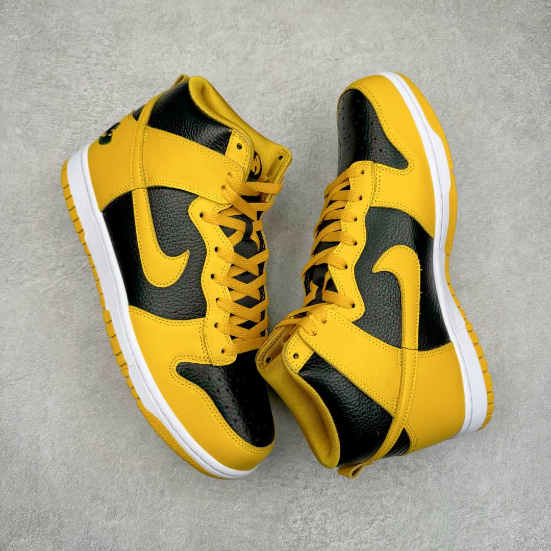 图片[3]-＃S2纯原 Wu-Tang x NK Dunk High 舒适百搭防滑耐磨高帮板鞋 黄黑色 HJ4320-001 独家原厂航空铝磨具打磨大底 鞋头坡度极致还原 原盒原配 圈内天花板工艺 原厂冲刀 超高清洁度 全鞋零毛边皮料切割 全套原楦原模倾力打造完美版型 采用原厂百宏鞋带以及原厂百宏织唛舌标 内标可供原厂几率过验 原厂中底布黄色点胶 原厂中底布拉帮走线遵循公司‼️尺码：36 36.5 37.5 38 38.5 39 40 40.5 41 42 42.5 43 44 44.5 45 46 47.5-选品中心