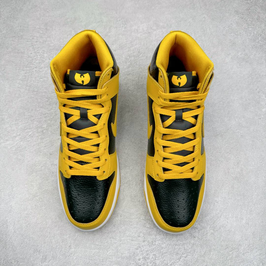 图片[2]-＃S2纯原 Wu-Tang x NK Dunk High 舒适百搭防滑耐磨高帮板鞋 黄黑色 HJ4320-001 独家原厂航空铝磨具打磨大底 鞋头坡度极致还原 原盒原配 圈内天花板工艺 原厂冲刀 超高清洁度 全鞋零毛边皮料切割 全套原楦原模倾力打造完美版型 采用原厂百宏鞋带以及原厂百宏织唛舌标 内标可供原厂几率过验 原厂中底布黄色点胶 原厂中底布拉帮走线遵循公司‼️尺码：36 36.5 37.5 38 38.5 39 40 40.5 41 42 42.5 43 44 44.5 45 46 47.5-选品中心