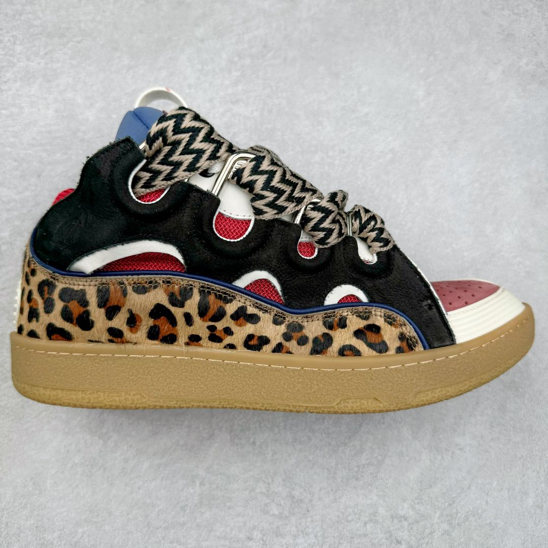 ＃GD广顶 Lanvin Leather Curb Sneakers浪凡面包鞋 Leather是一款灵感源自90年代的运动鞋 设计自信 尺寸夸张 这款鞋由纳帕小牛皮、翻毛皮和网眼布制成 圆润的外形、加垫的鞋舌和弯曲的金属孔眼使这款精心打造的鞋格外舒适 尺码：35 36 37 38 39 40 41 42 43 44 45 46-选品中心