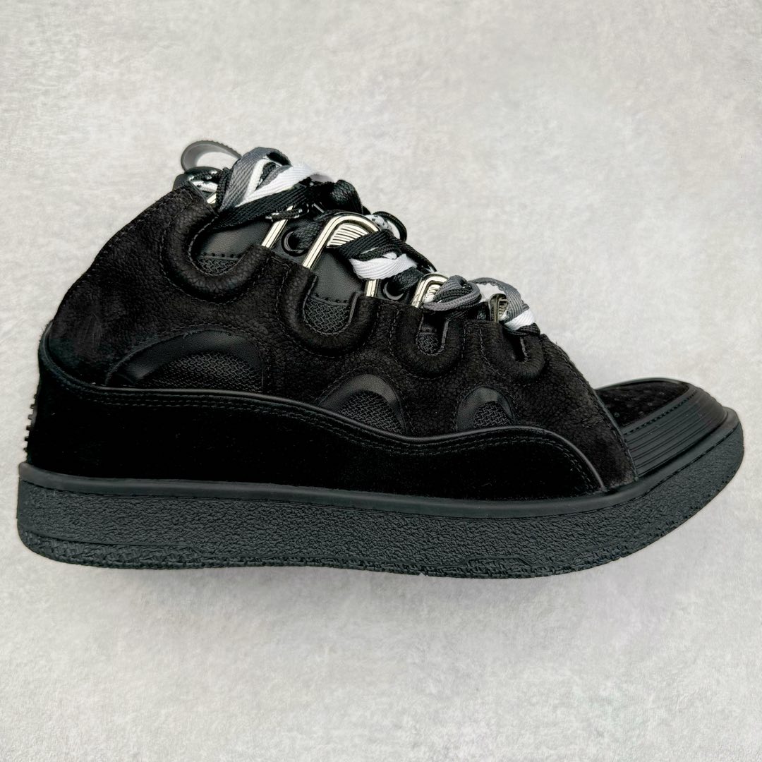 ＃GD广顶 Lanvin Leather Curb Sneakers浪凡面包鞋 Leather是一款灵感源自90年代的运动鞋 设计自信 尺寸夸张 这款鞋由纳帕小牛皮、翻毛皮和网眼布制成 圆润的外形、加垫的鞋舌和弯曲的金属孔眼使这款精心打造的鞋格外舒适 尺码：35 36 37 38 39 40 41 42 43 44 45 46-选品中心