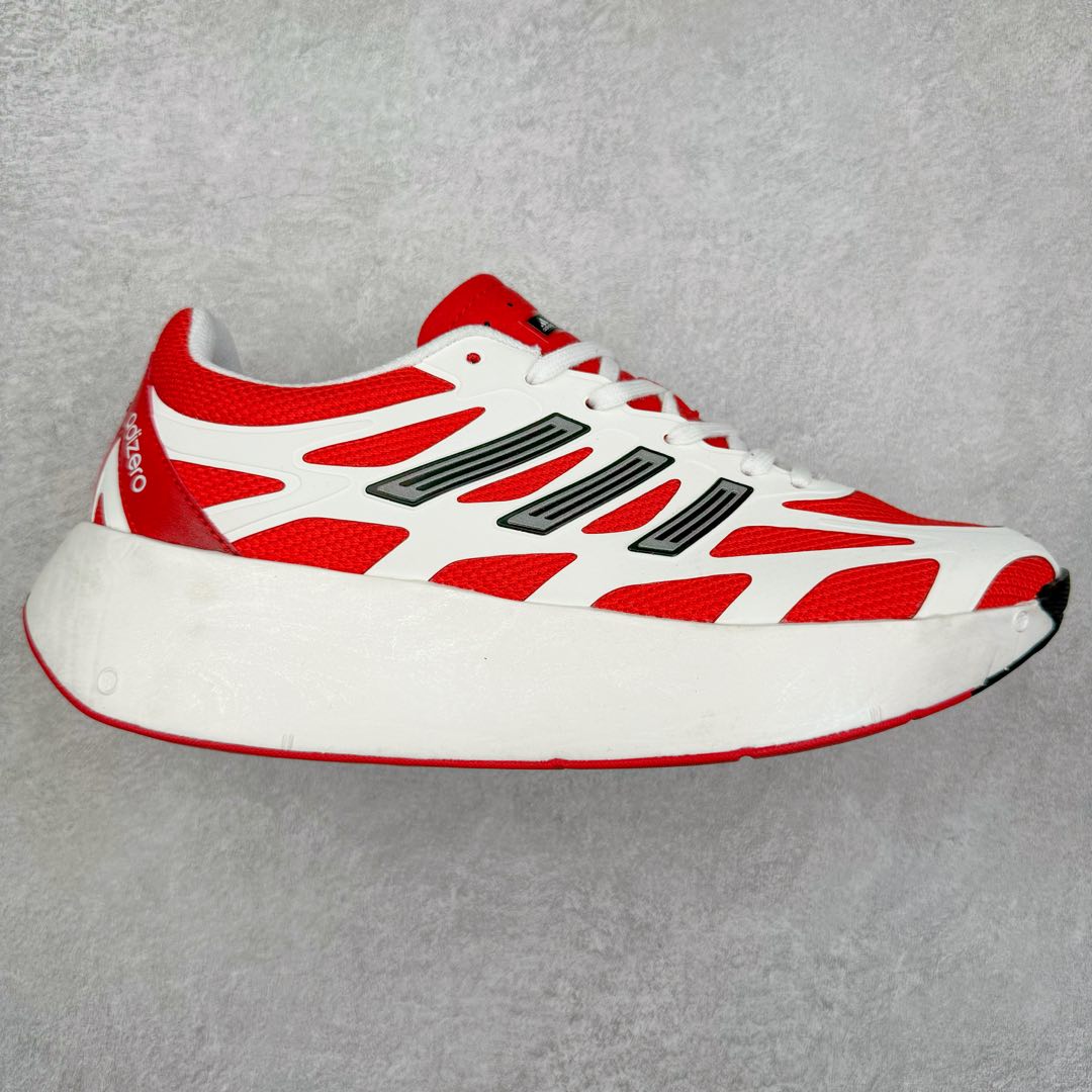 AD Adizero Aruku 全新跑鞋 JI0308 以永动机为灵感的前卫造型 以及时下流行的厚底设定 让人无比期待 “Aruku” 在日文中是行走的意思 昭示了这是一双定位于大众日常训练或慢跑的鞋款 黑、白、红三色的撞色外观 搭配街头感、现代感十足的鞋面线条勾勒 格外引人注目 搭配丰沛的全新 Swirlfoam 泡棉厚底 虽然不像顶级竞速跑鞋那般极致 但也将日常舒适和时尚颜值平衡到位 尺码：36 36.5 37.5 38 38.5 39 40 40.5 41 42 42.5 43 44 44.5 45-选品中心