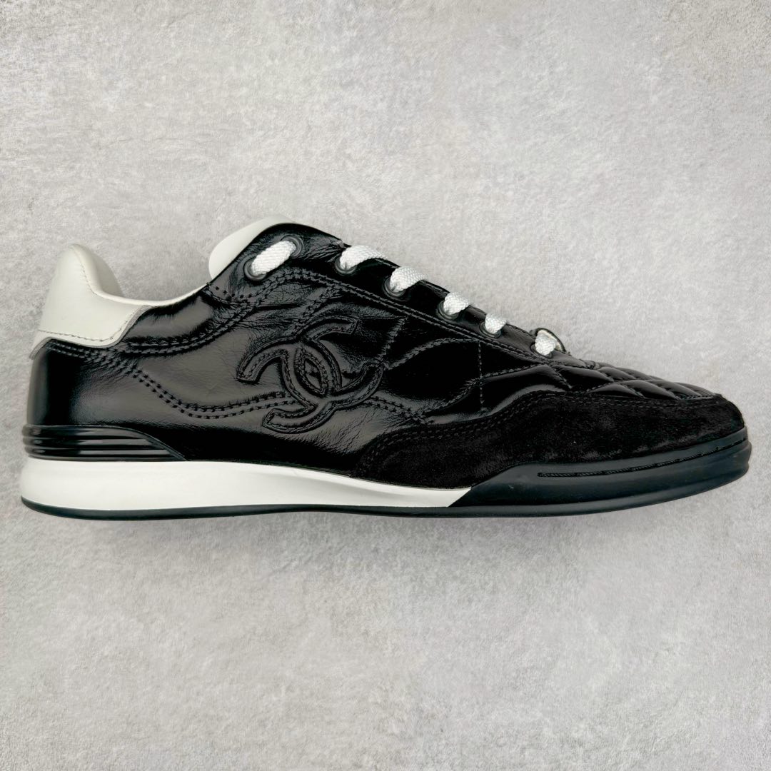 ＃GD广顶 CHANEL香奈儿 24S德训鞋平底系带圆头菱格风四季休闲百搭款 原版开模 凹凸感超强 线条紧致🎀全新礼盒包装 细节拉满 环保太空革组合呼吸网织布鞋面材质 欧索莱环保去臭环型组合鞋垫 采用进口TPU大底 官方同步2024 最新礼盒包装 尺码：35 36 37 38 39 40-选品中心