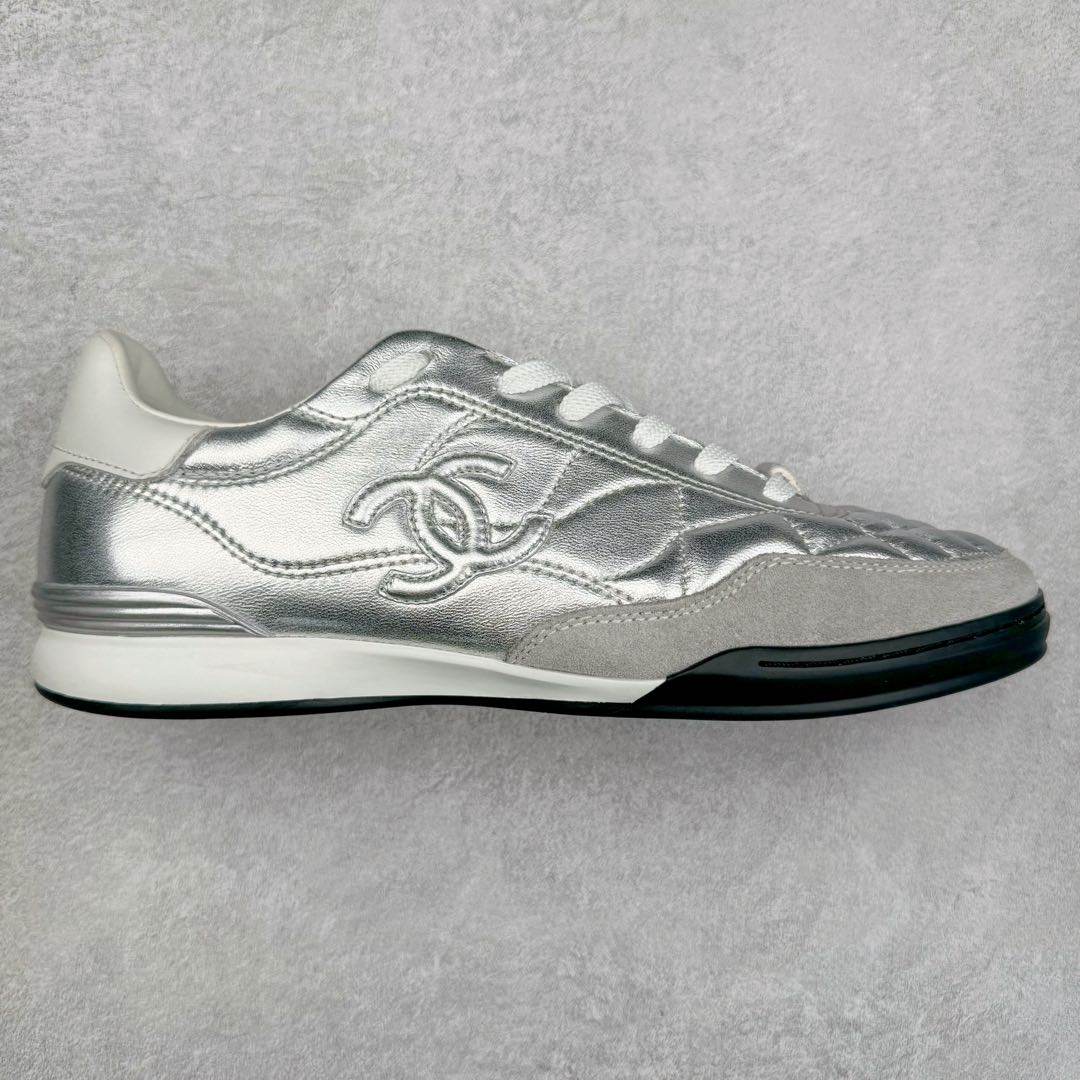 ＃GD广顶 CHANEL香奈儿 24S德训鞋平底系带圆头菱格风四季休闲百搭款 原版开模 凹凸感超强 线条紧致🎀全新礼盒包装 细节拉满 环保太空革组合呼吸网织布鞋面材质 欧索莱环保去臭环型组合鞋垫 采用进口TPU大底 官方同步2024 最新礼盒包装 尺码：35 36 37 38 39 40-选品中心