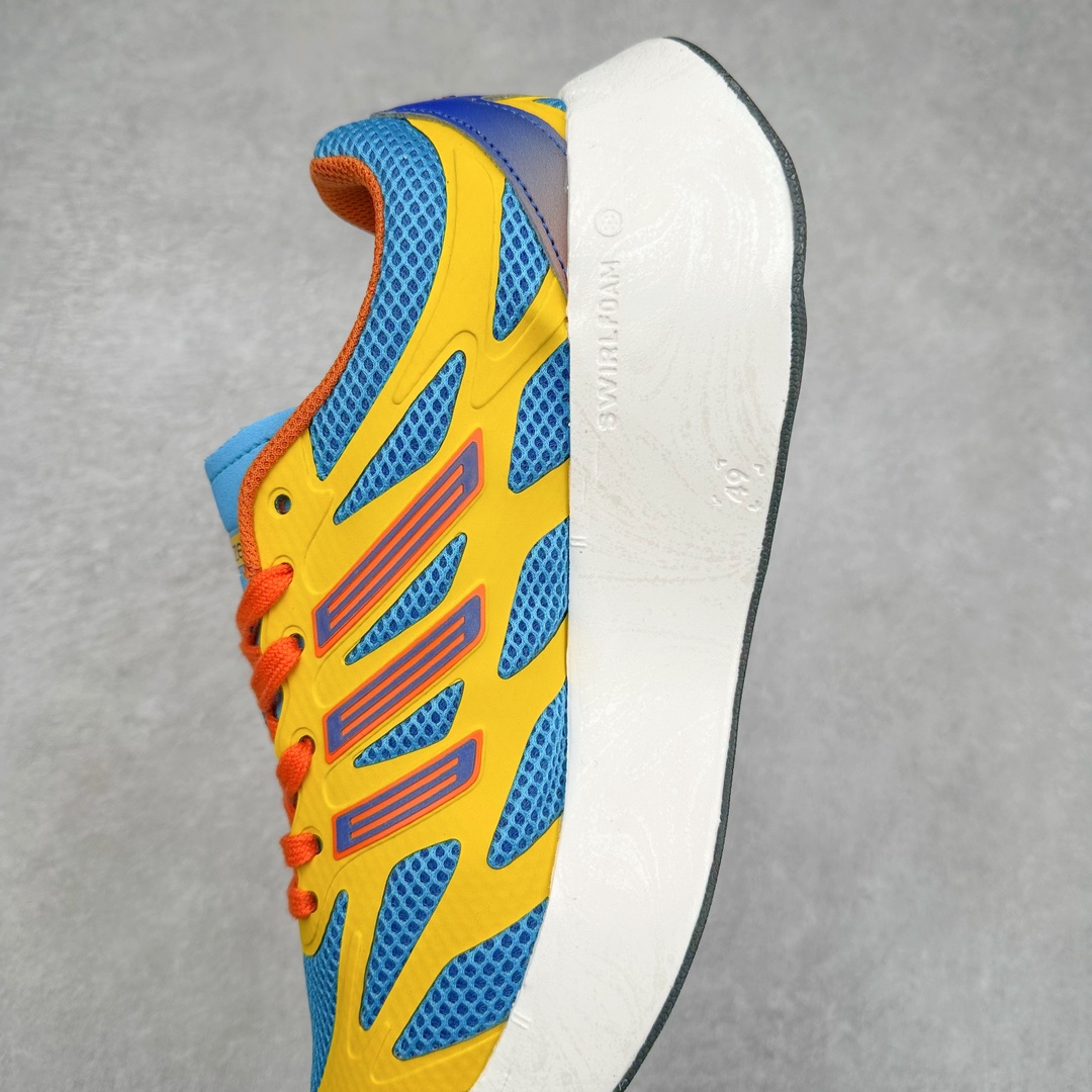 图片[7]-AD Adizero Aruku 全新跑鞋 JH8074 以永动机为灵感的前卫造型 以及时下流行的厚底设定 让人无比期待 “Aruku” 在日文中是行走的意思 昭示了这是一双定位于大众日常训练或慢跑的鞋款 黑、白、红三色的撞色外观 搭配街头感、现代感十足的鞋面线条勾勒 格外引人注目 搭配丰沛的全新 Swirlfoam 泡棉厚底 虽然不像顶级竞速跑鞋那般极致 但也将日常舒适和时尚颜值平衡到位 尺码：36 36.5 37.5 38 38.5 39 40 40.5 41 42 42.5 43 44 44.5 45-选品中心